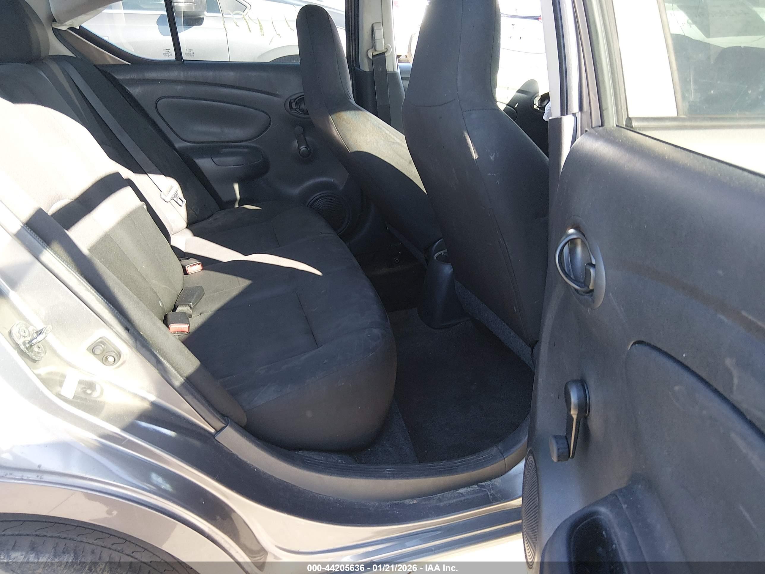 NISSAN VERSA image 8