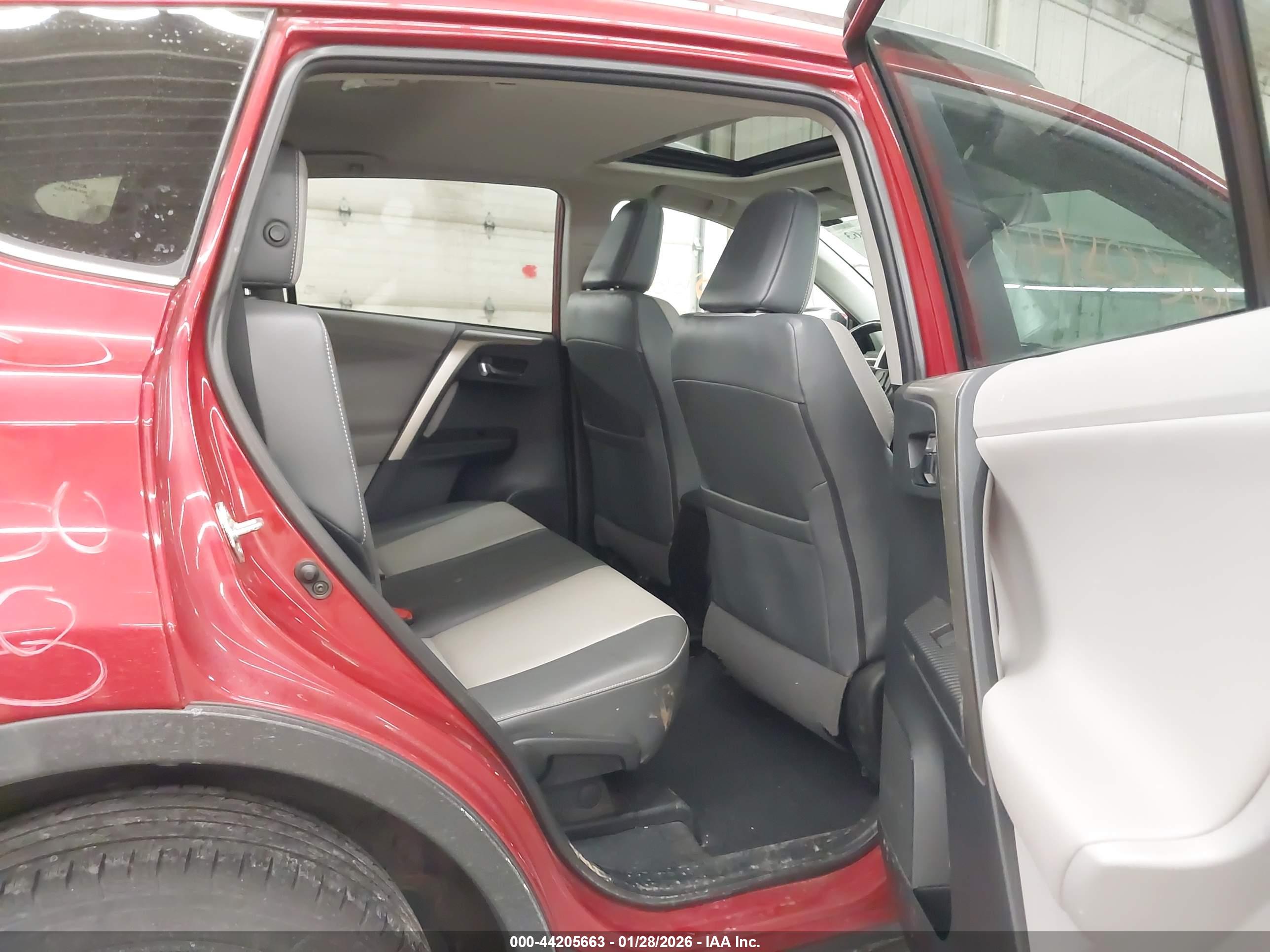 TOYOTA RAV4 image 8