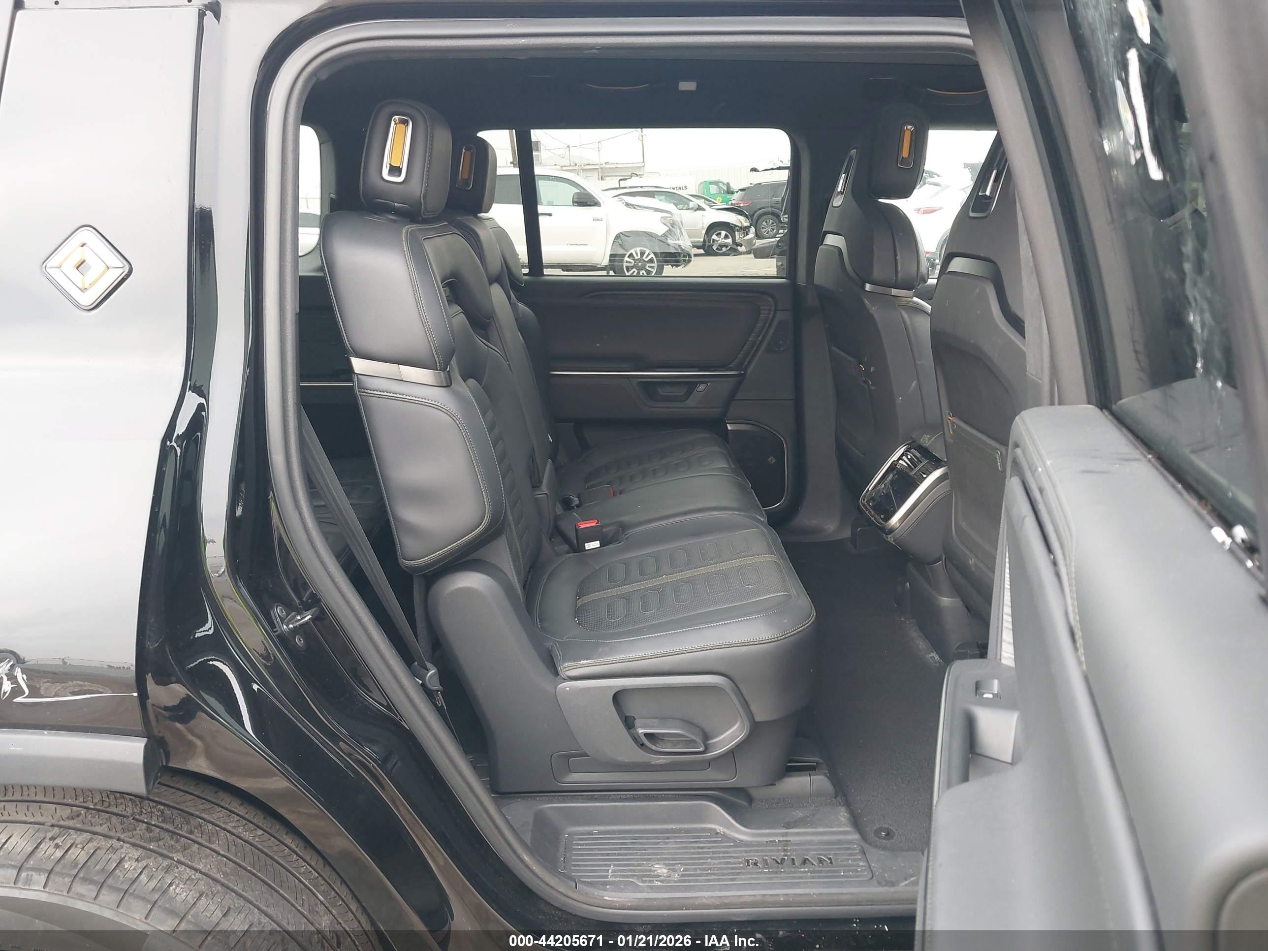 RIVIAN R1S image 8