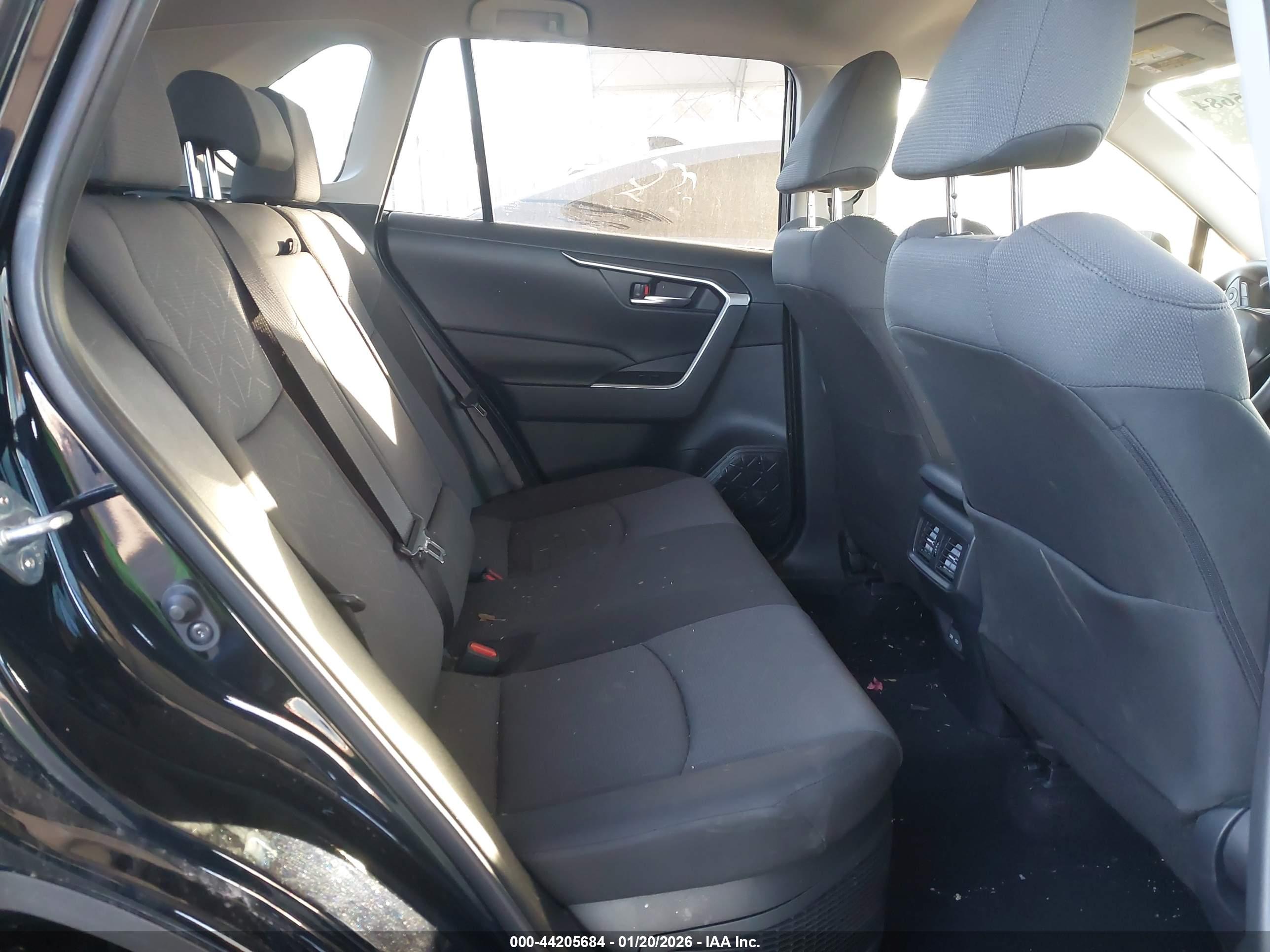 TOYOTA RAV4 image 8