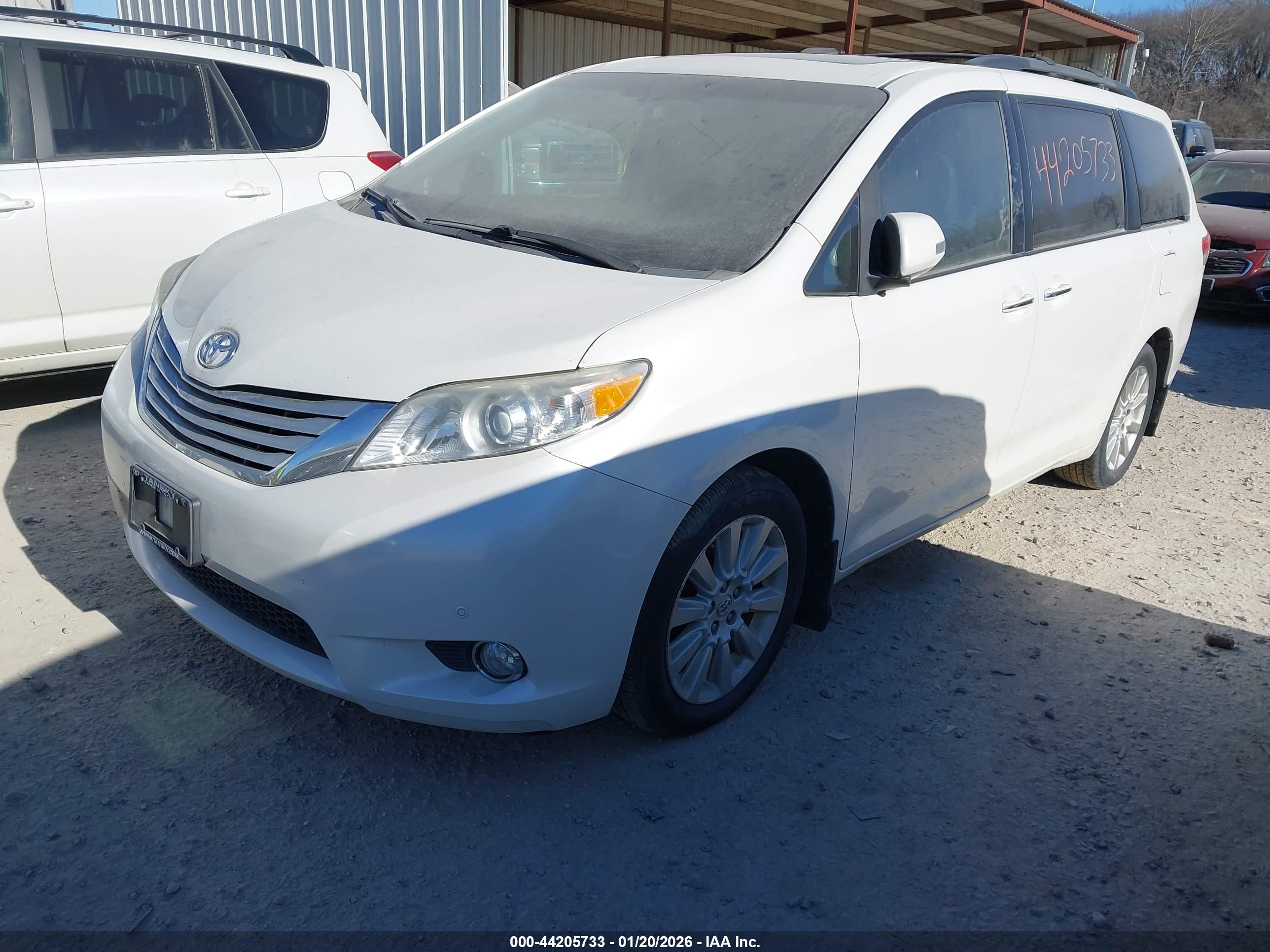 TOYOTA SIENNA image 2