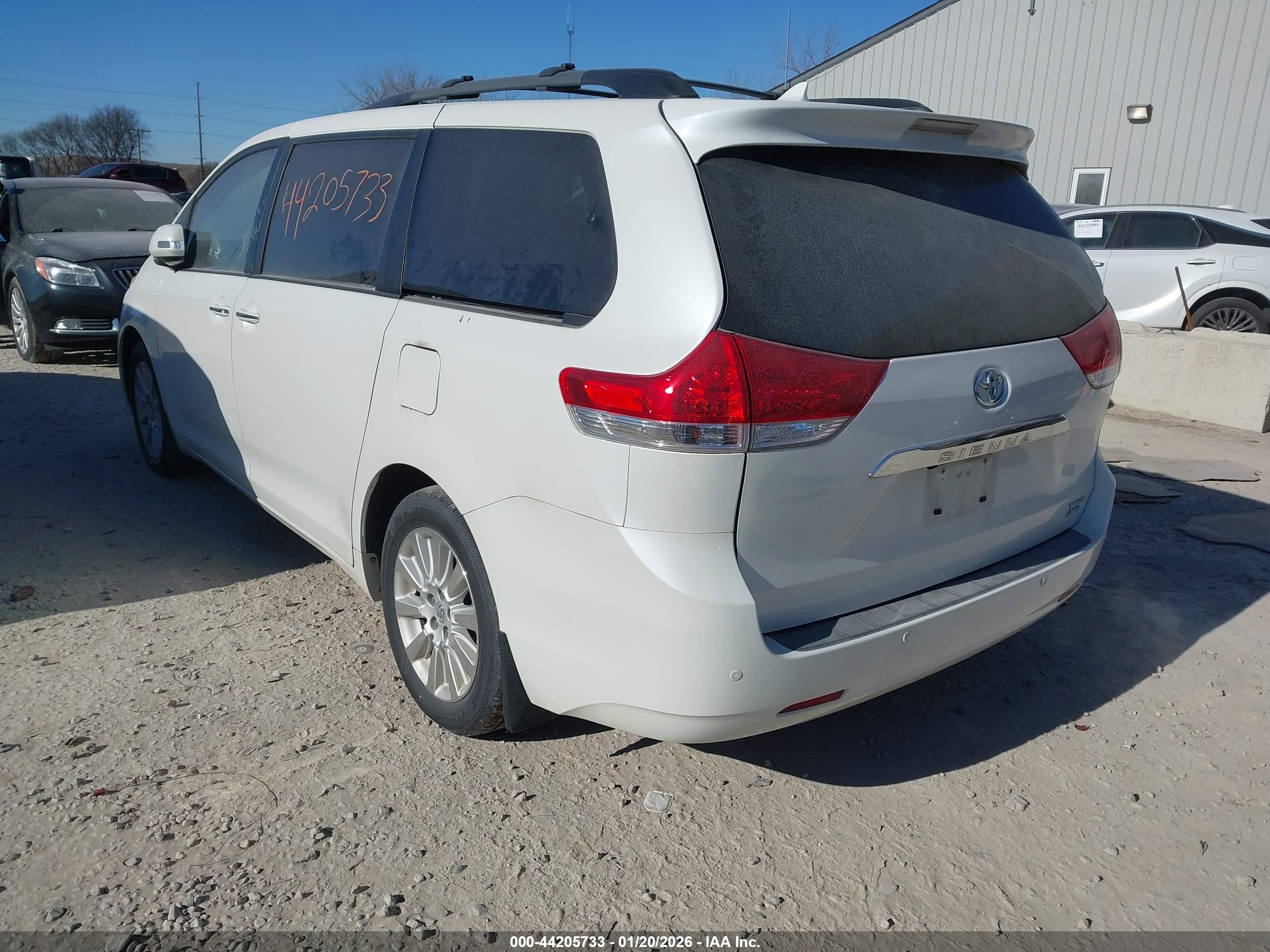 TOYOTA SIENNA image 3