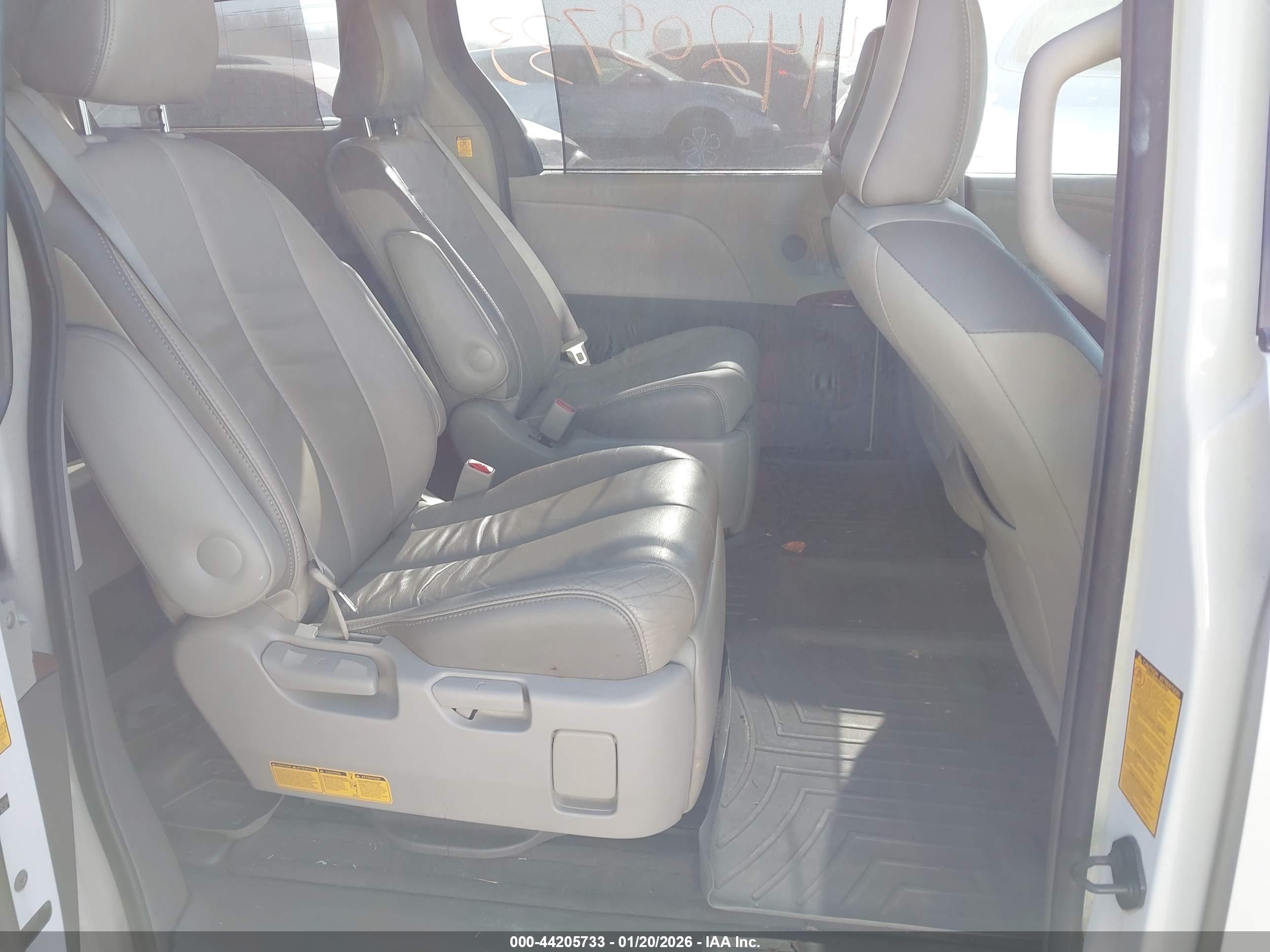 TOYOTA SIENNA image 8