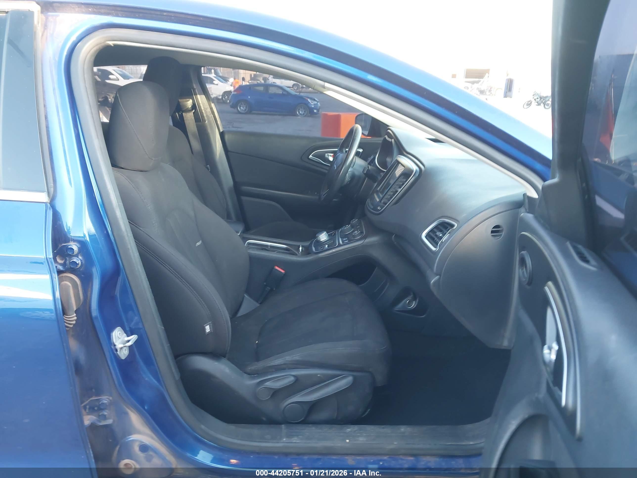 CHRYSLER 200 image 5