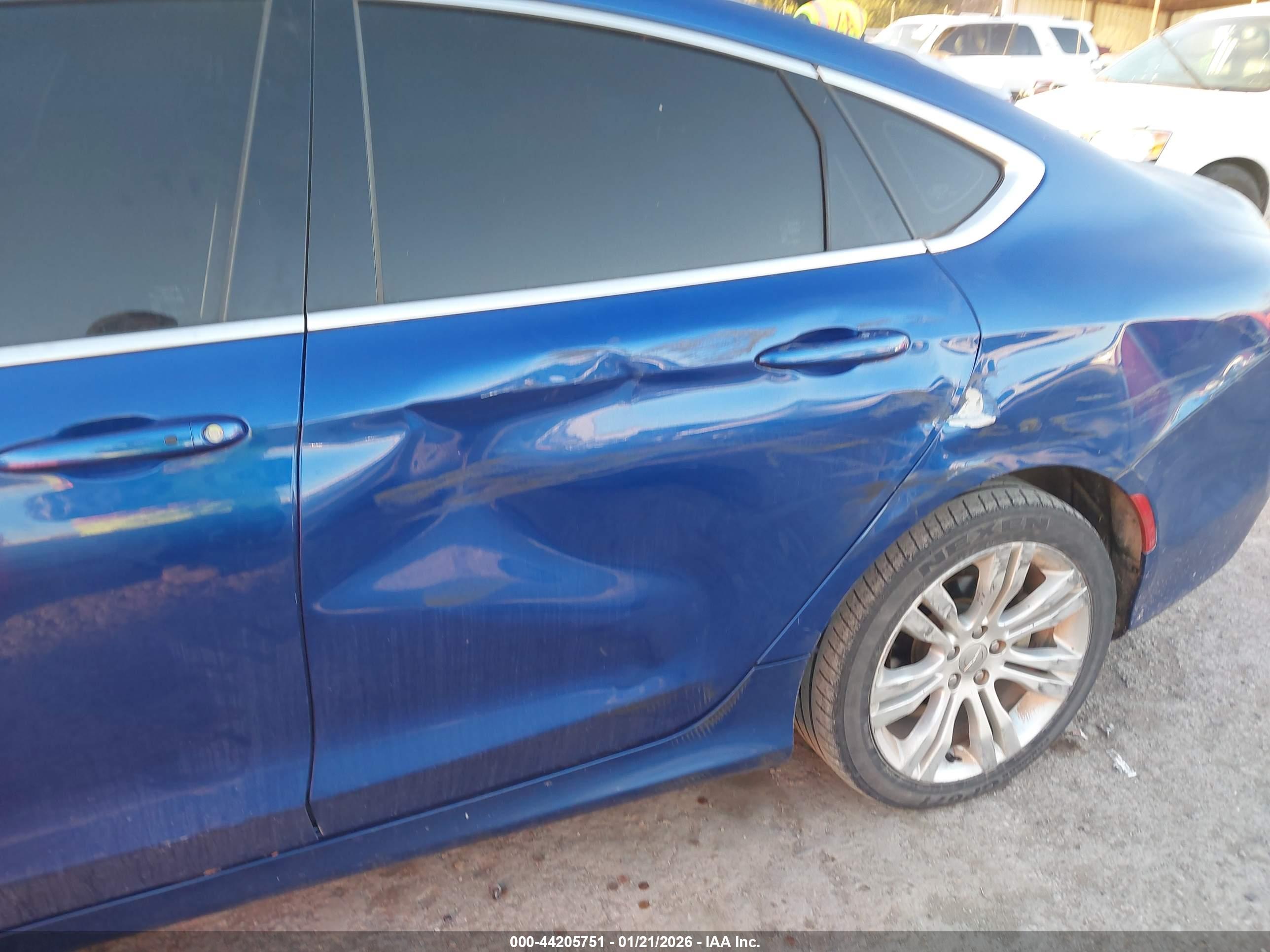 CHRYSLER 200 image 6