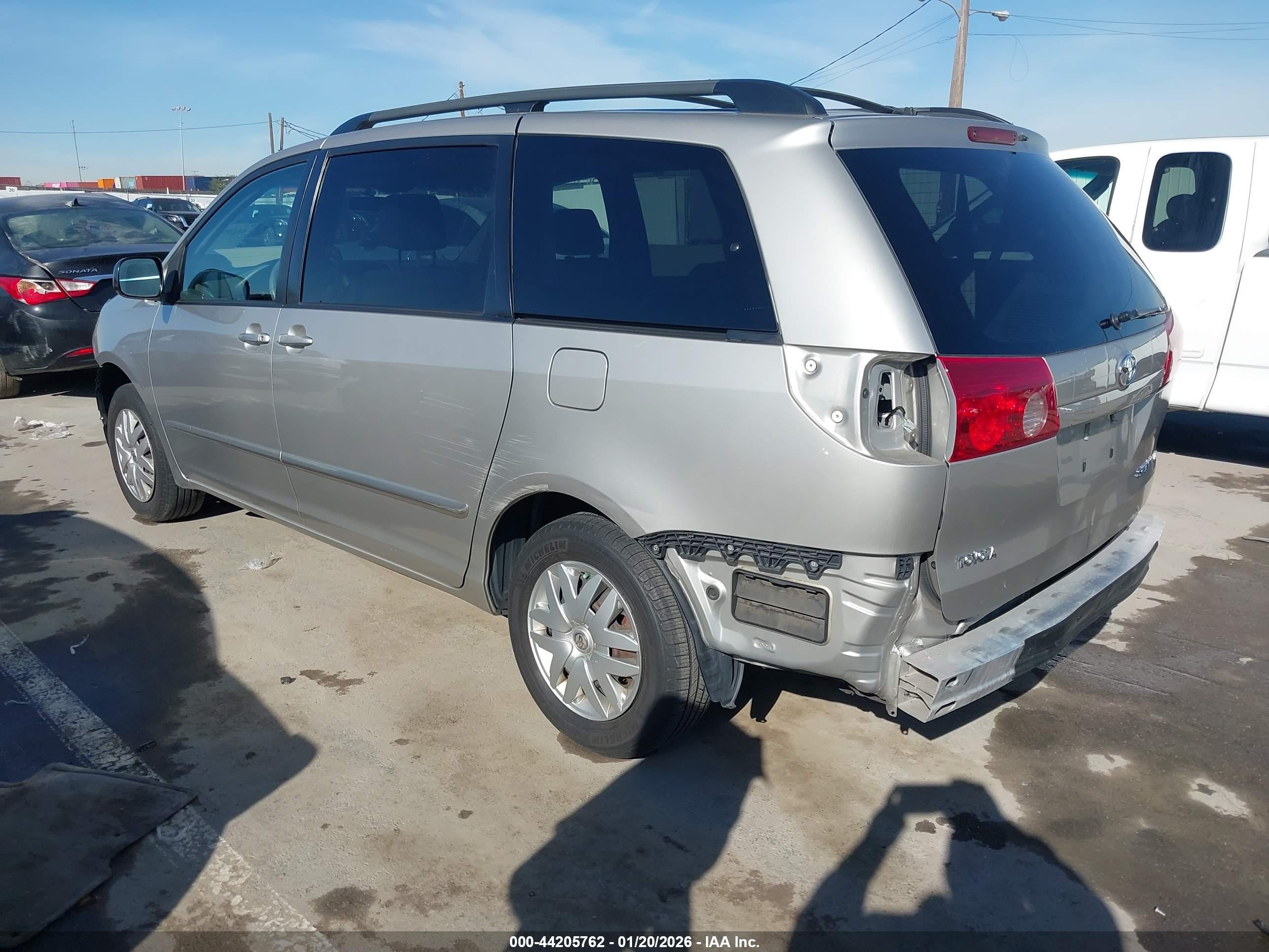 TOYOTA SIENNA image 3
