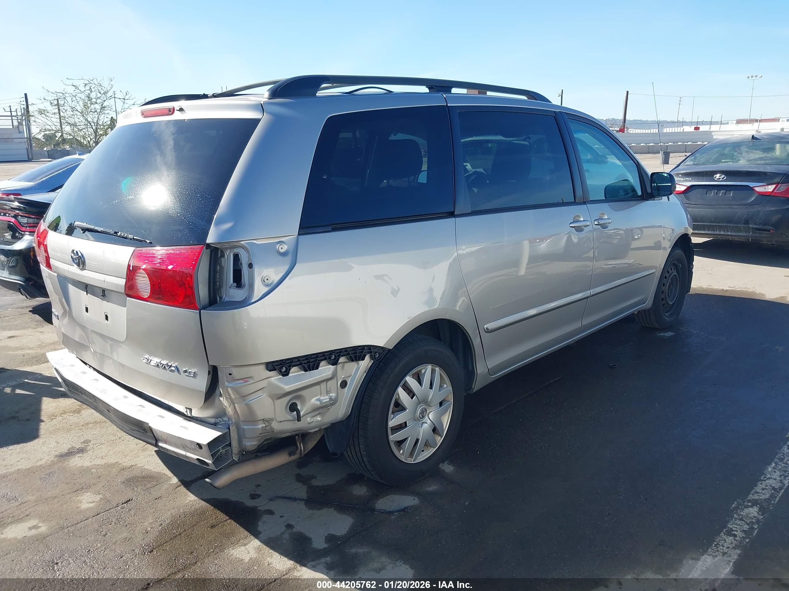 TOYOTA SIENNA image 4