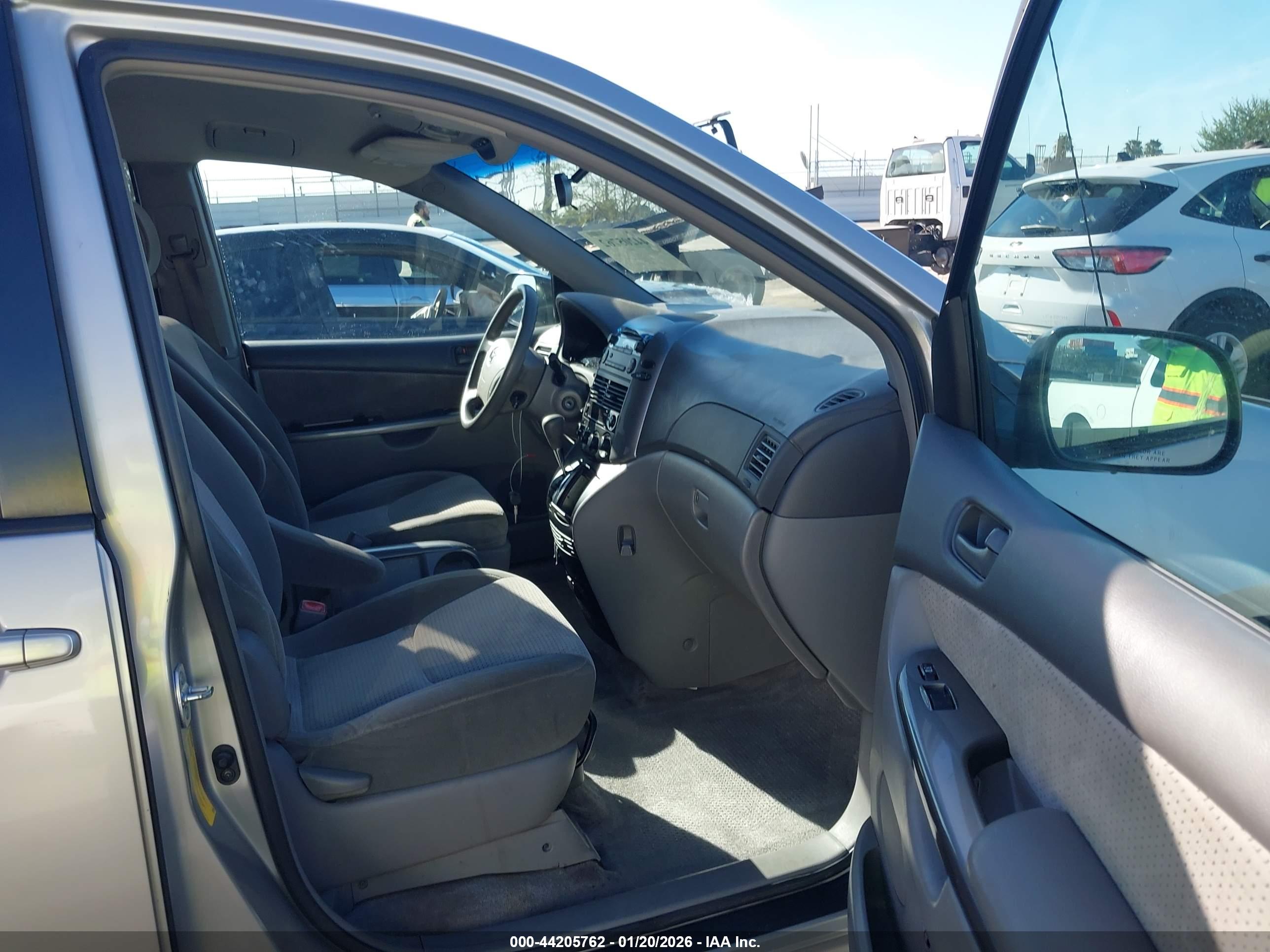 TOYOTA SIENNA image 5