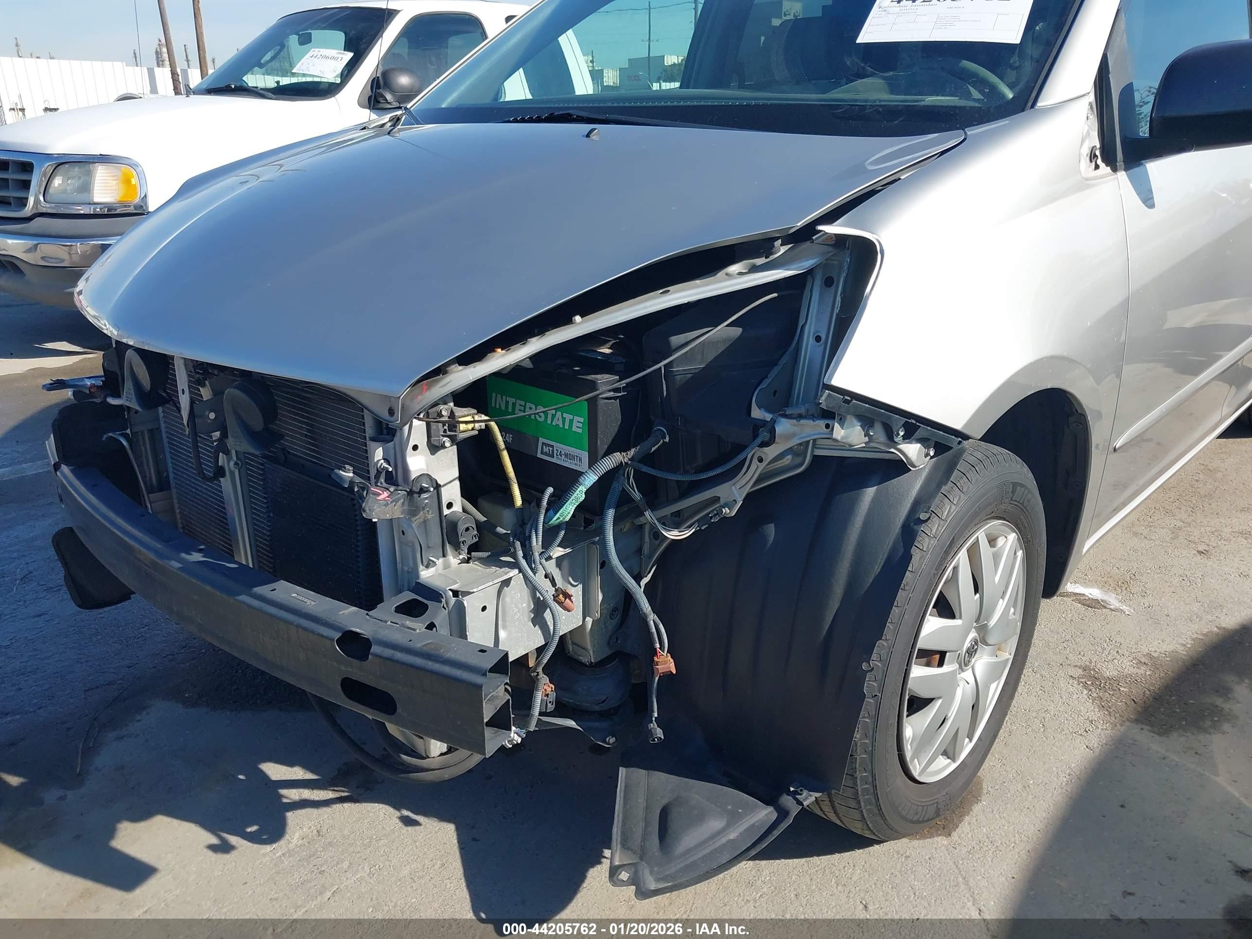 TOYOTA SIENNA image 6