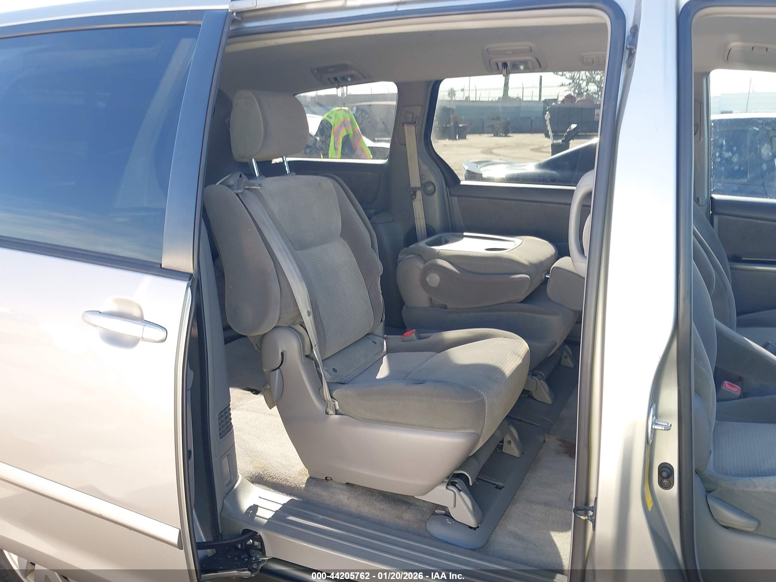TOYOTA SIENNA image 8