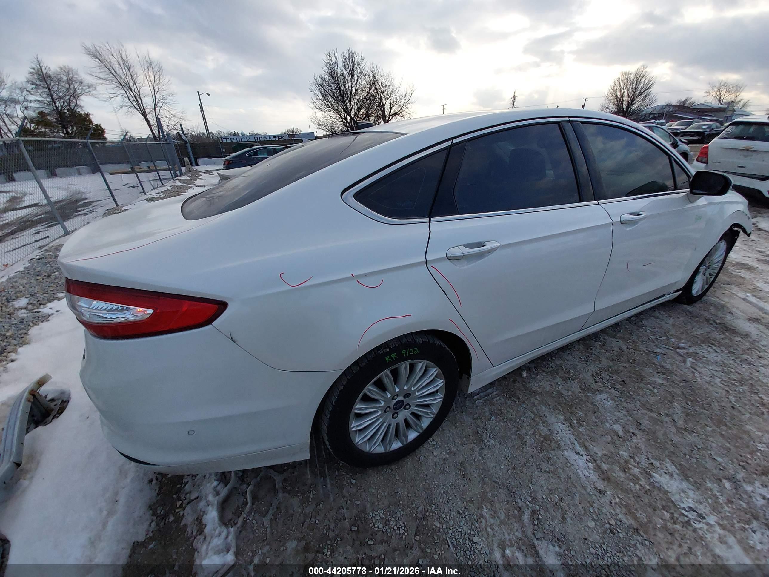 FORD FUSION image 4