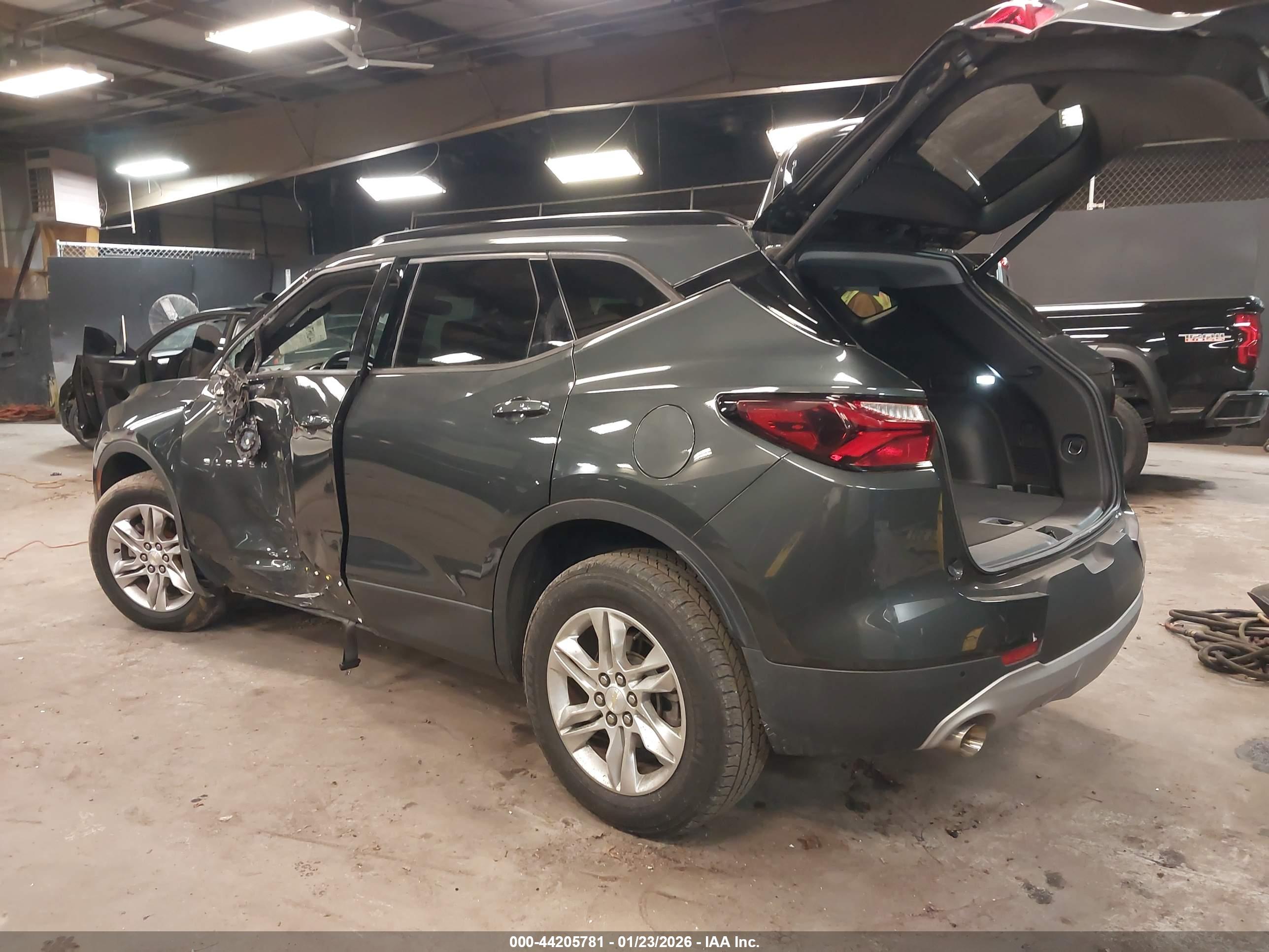 CHEVROLET BLAZER image 3