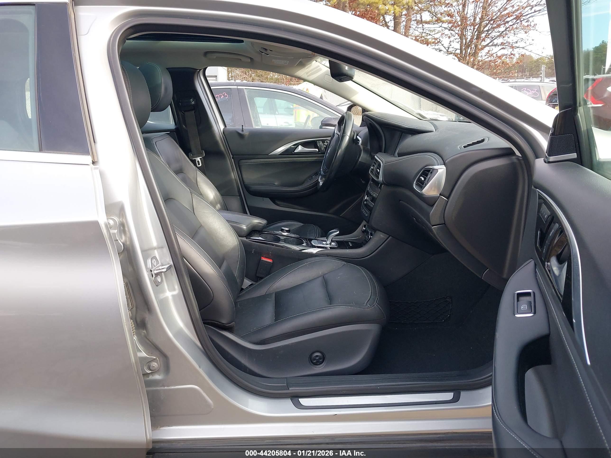 INFINITI QX30 image 5