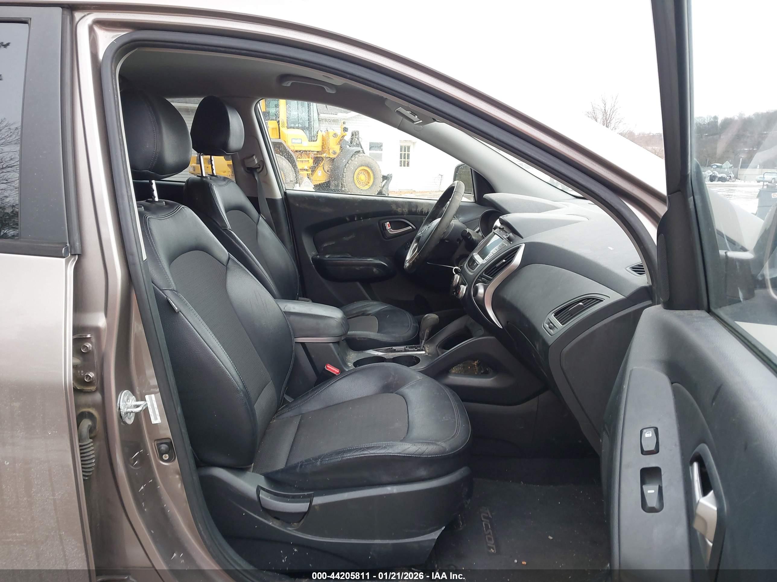 HYUNDAI TUCSON image 5