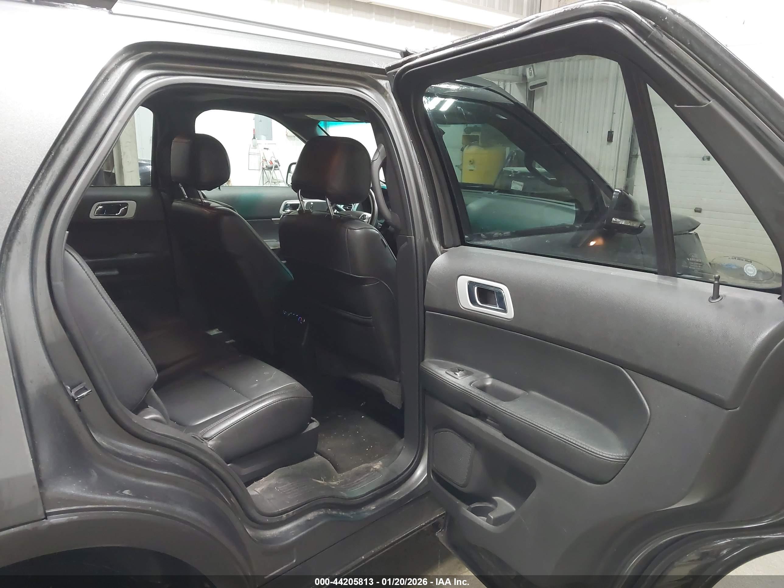 FORD EXPLORER image 8