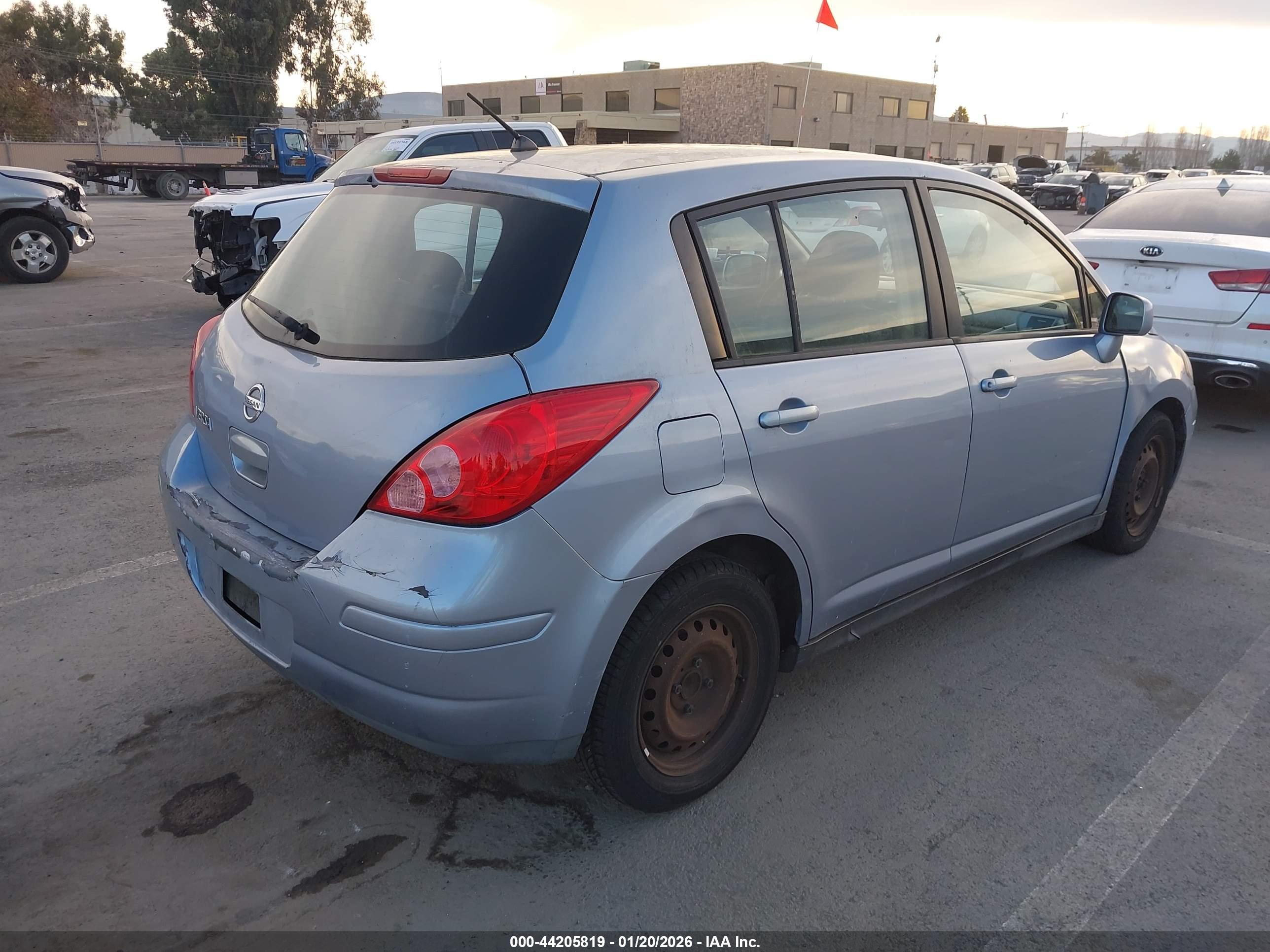 NISSAN VERSA image 4