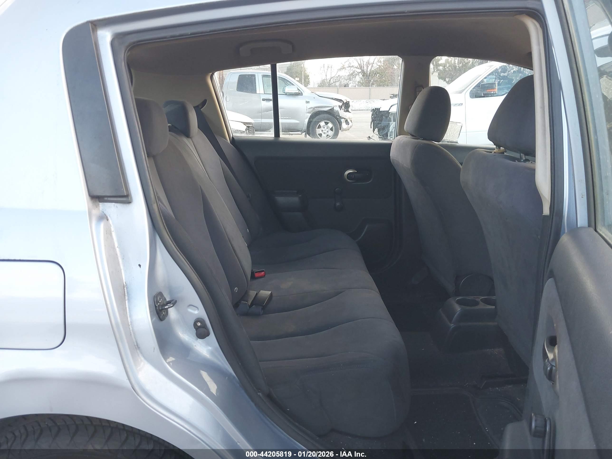 NISSAN VERSA image 8
