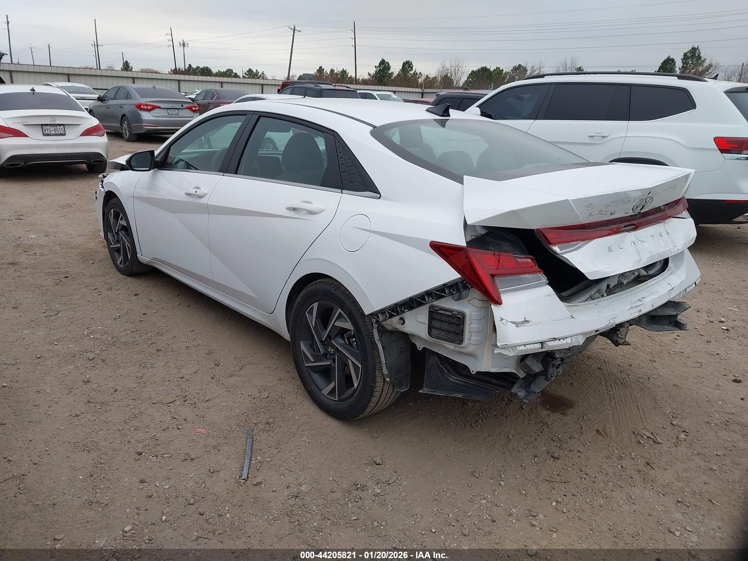 HYUNDAI ELANTRA image 3