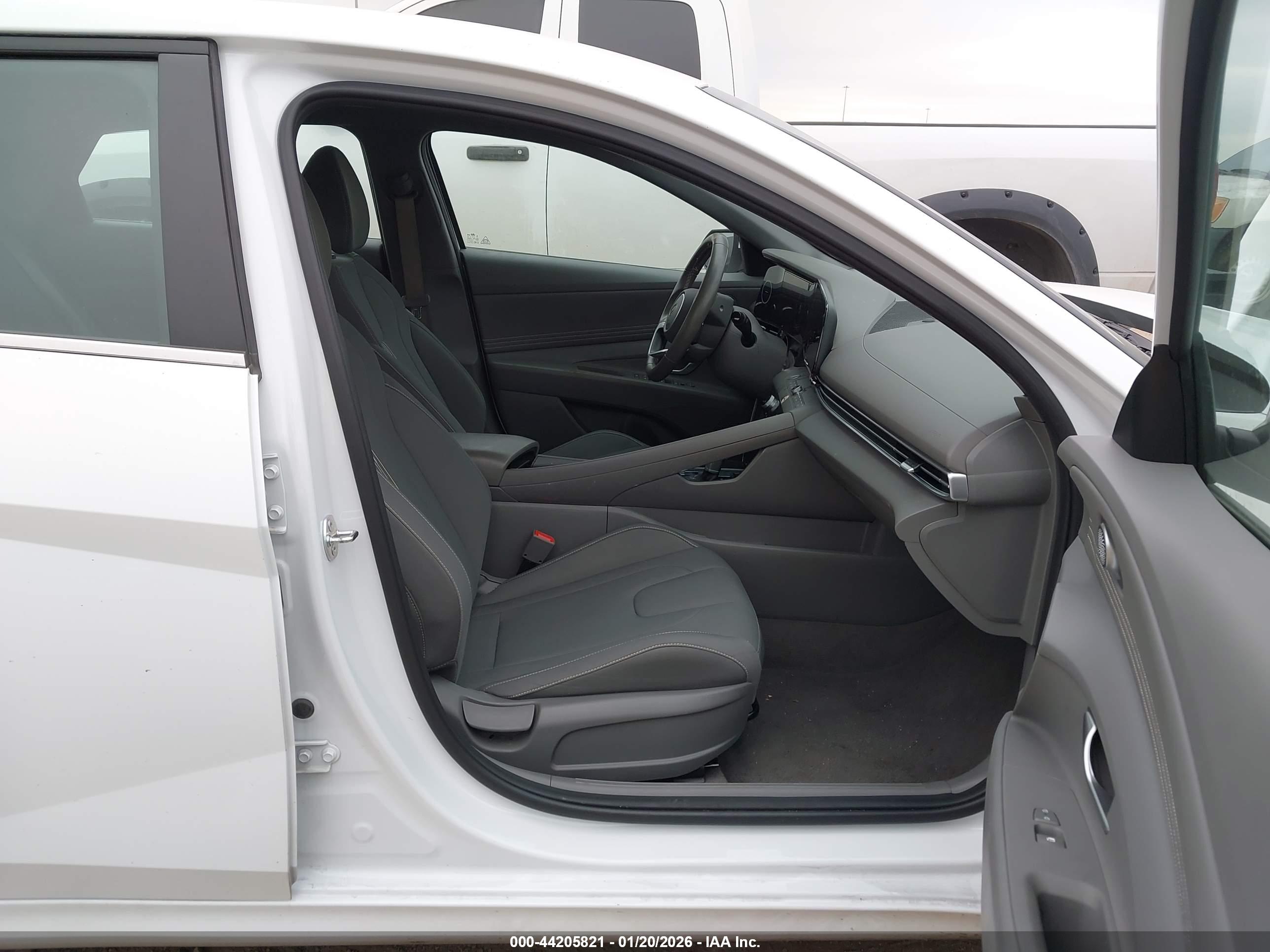HYUNDAI ELANTRA image 5