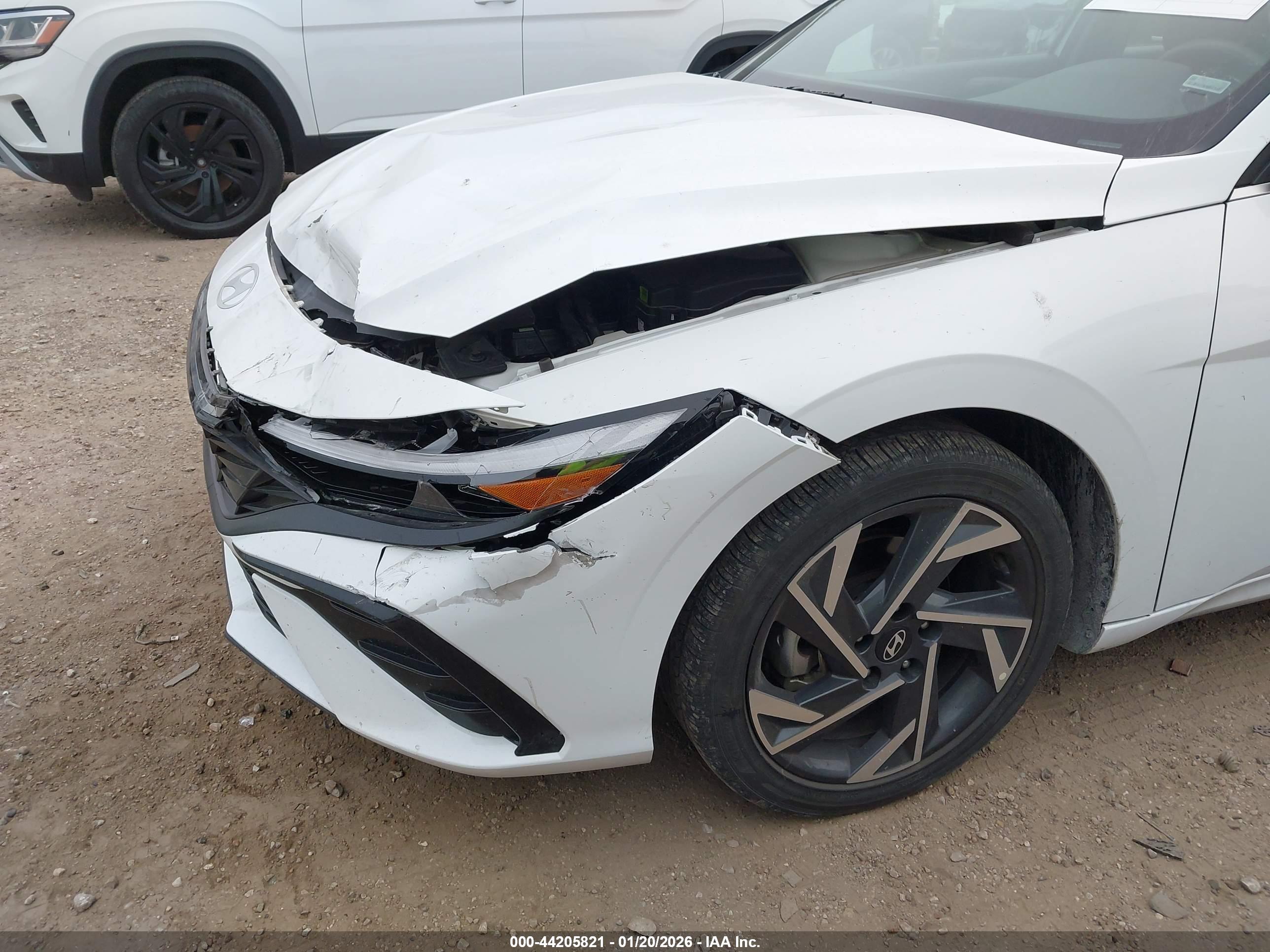 HYUNDAI ELANTRA image 6