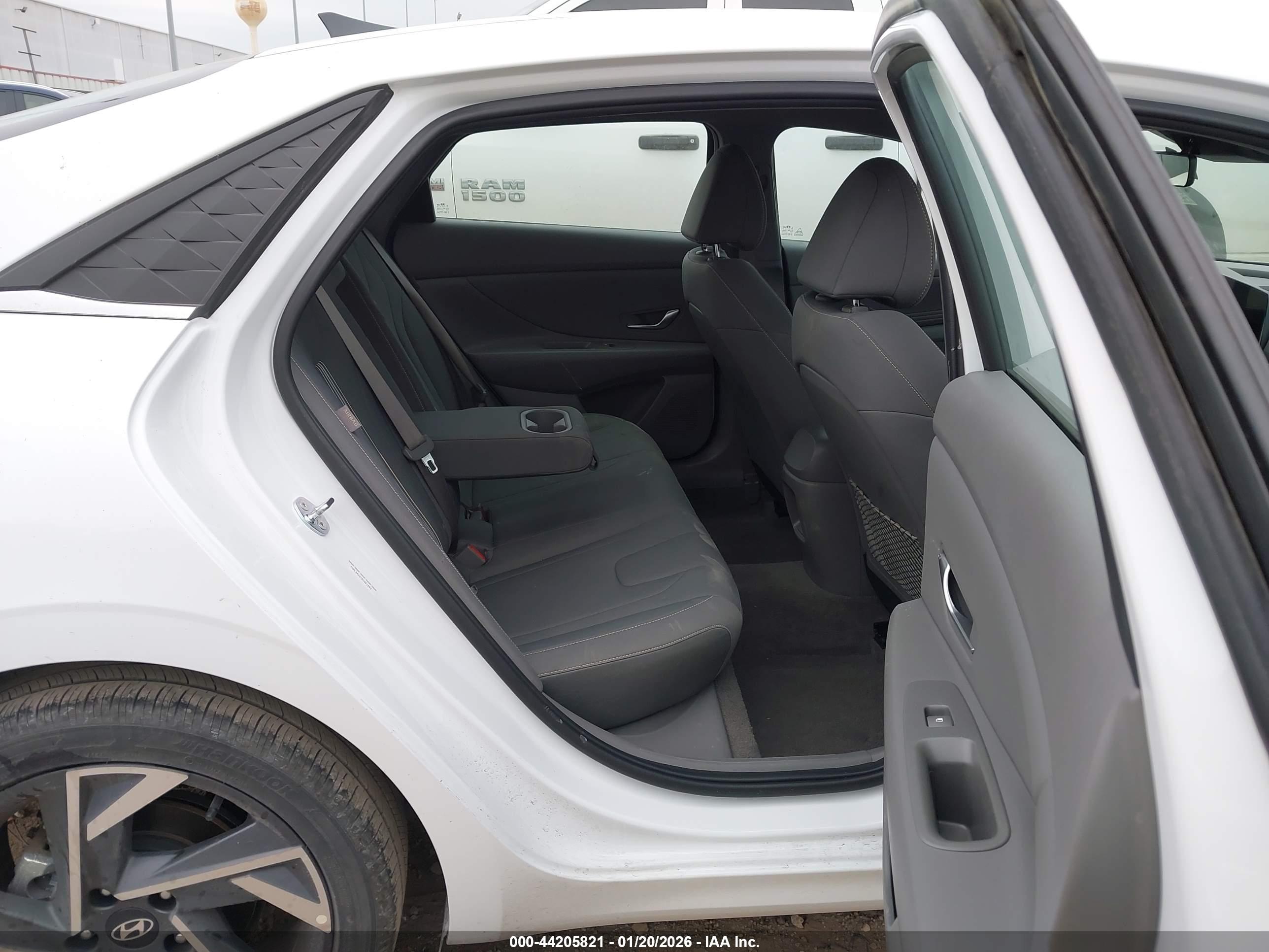 HYUNDAI ELANTRA image 8