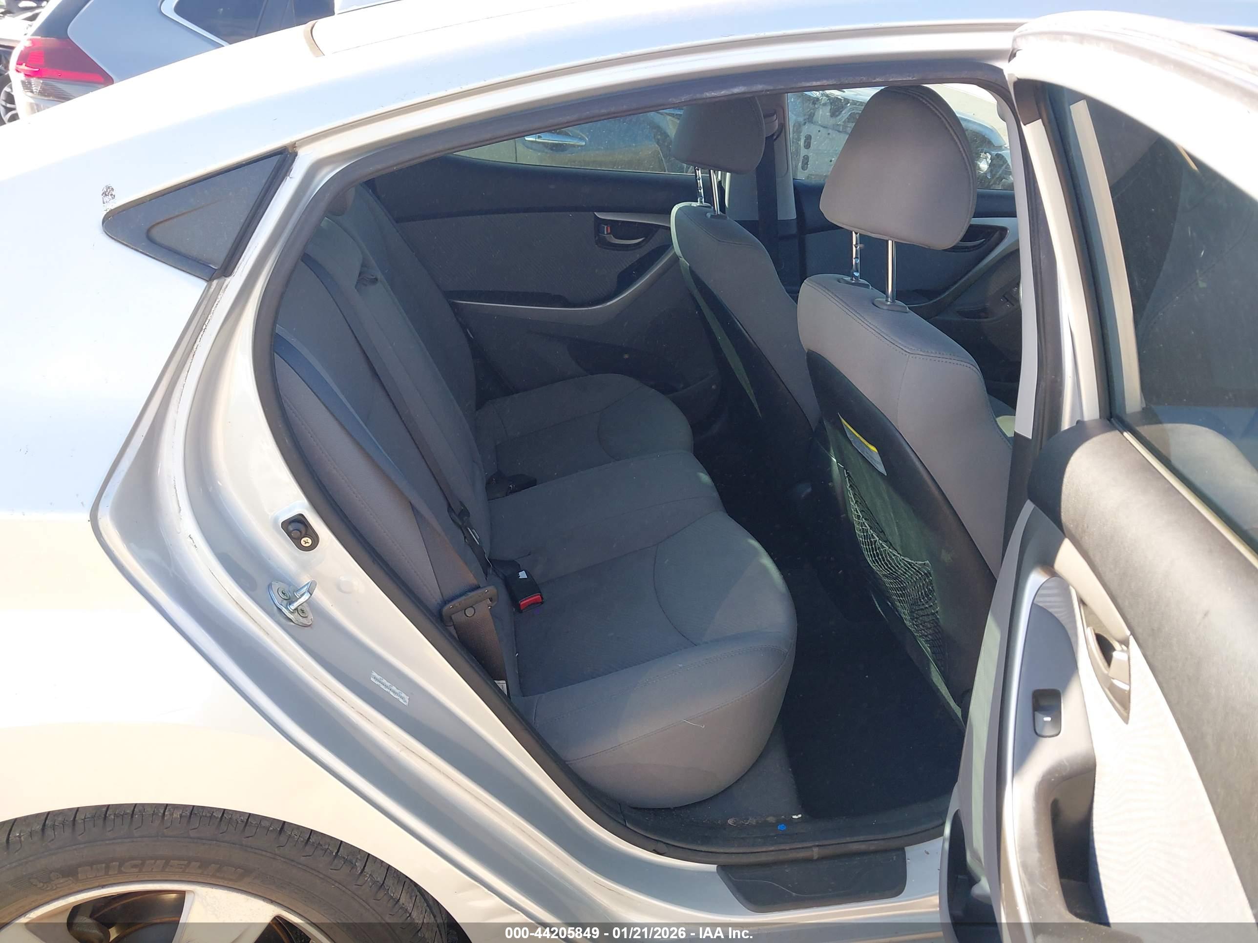 HYUNDAI ELANTRA image 8