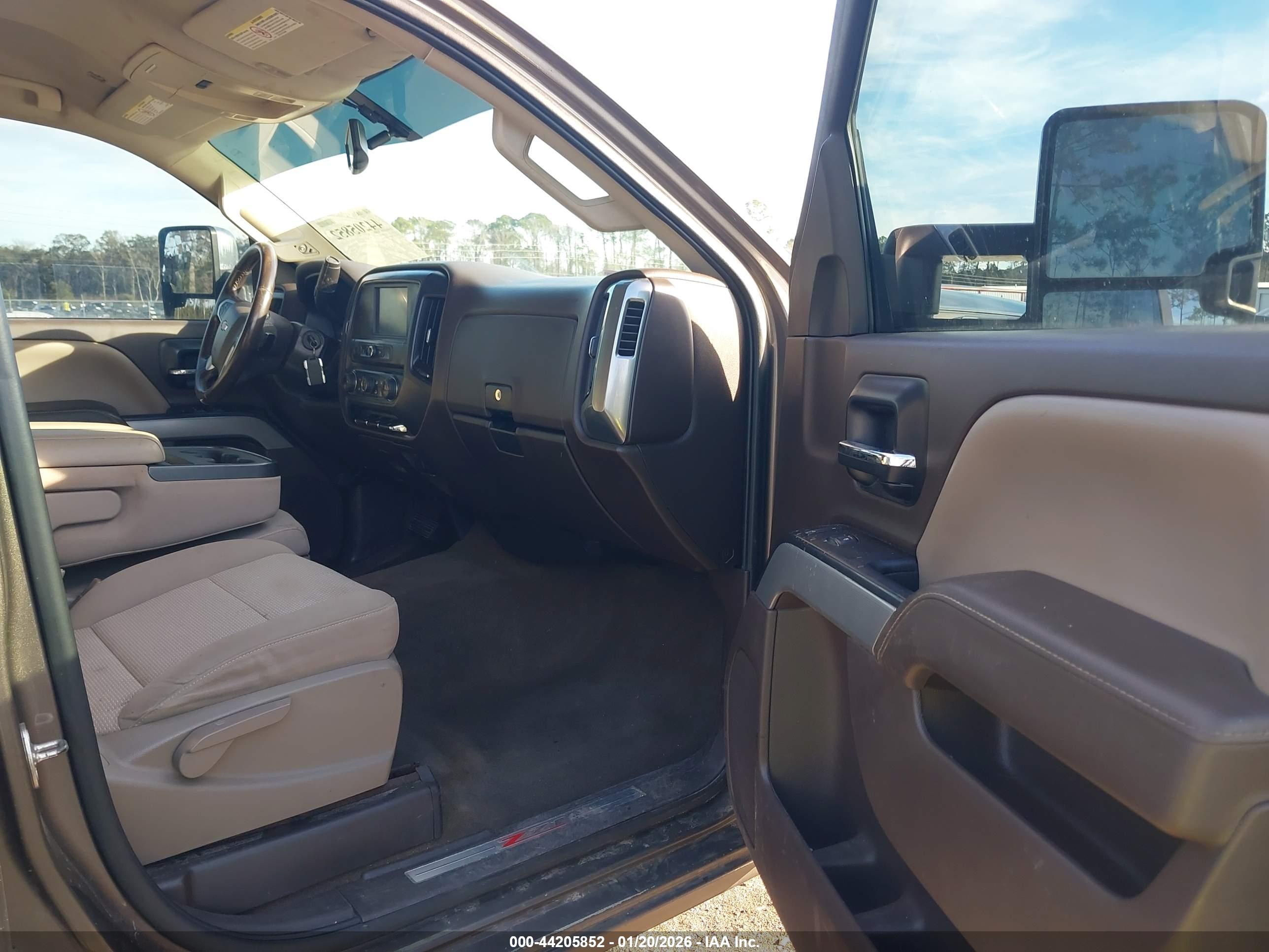 CHEVROLET SILVERADO image 5