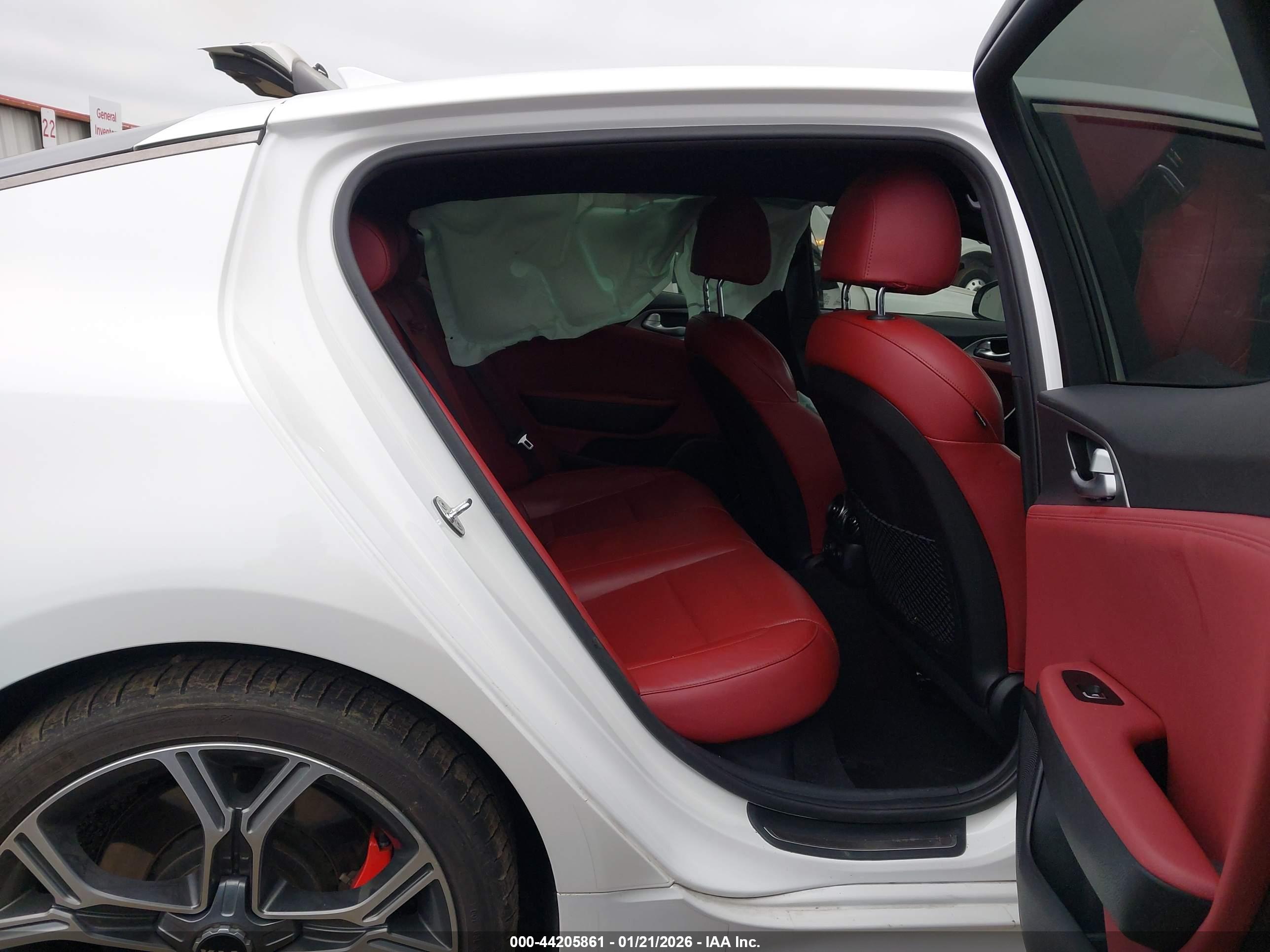 KIA STINGER image 8
