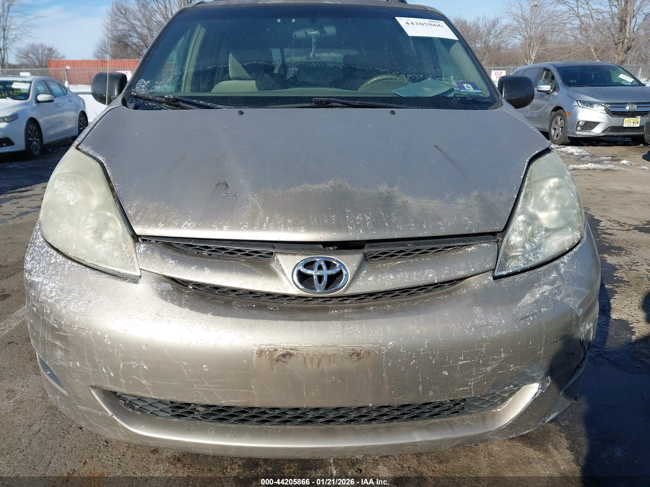 TOYOTA SIENNA image 6