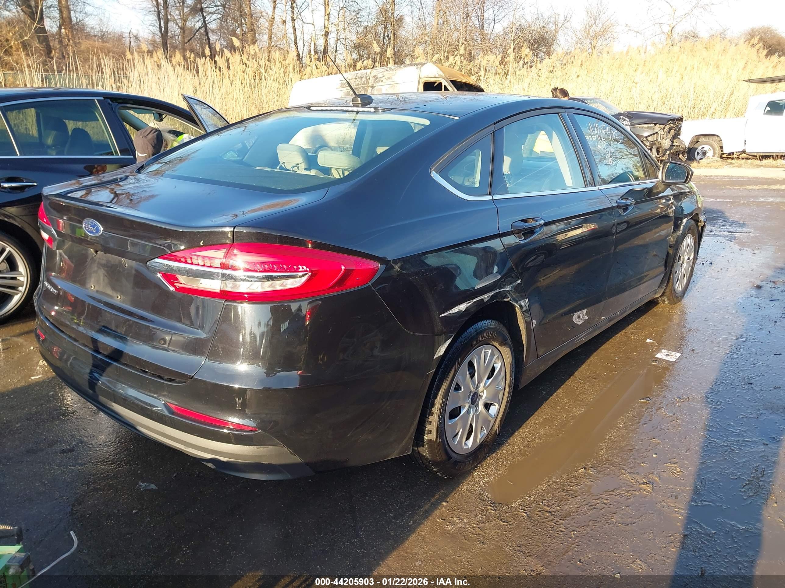 FORD FUSION image 4
