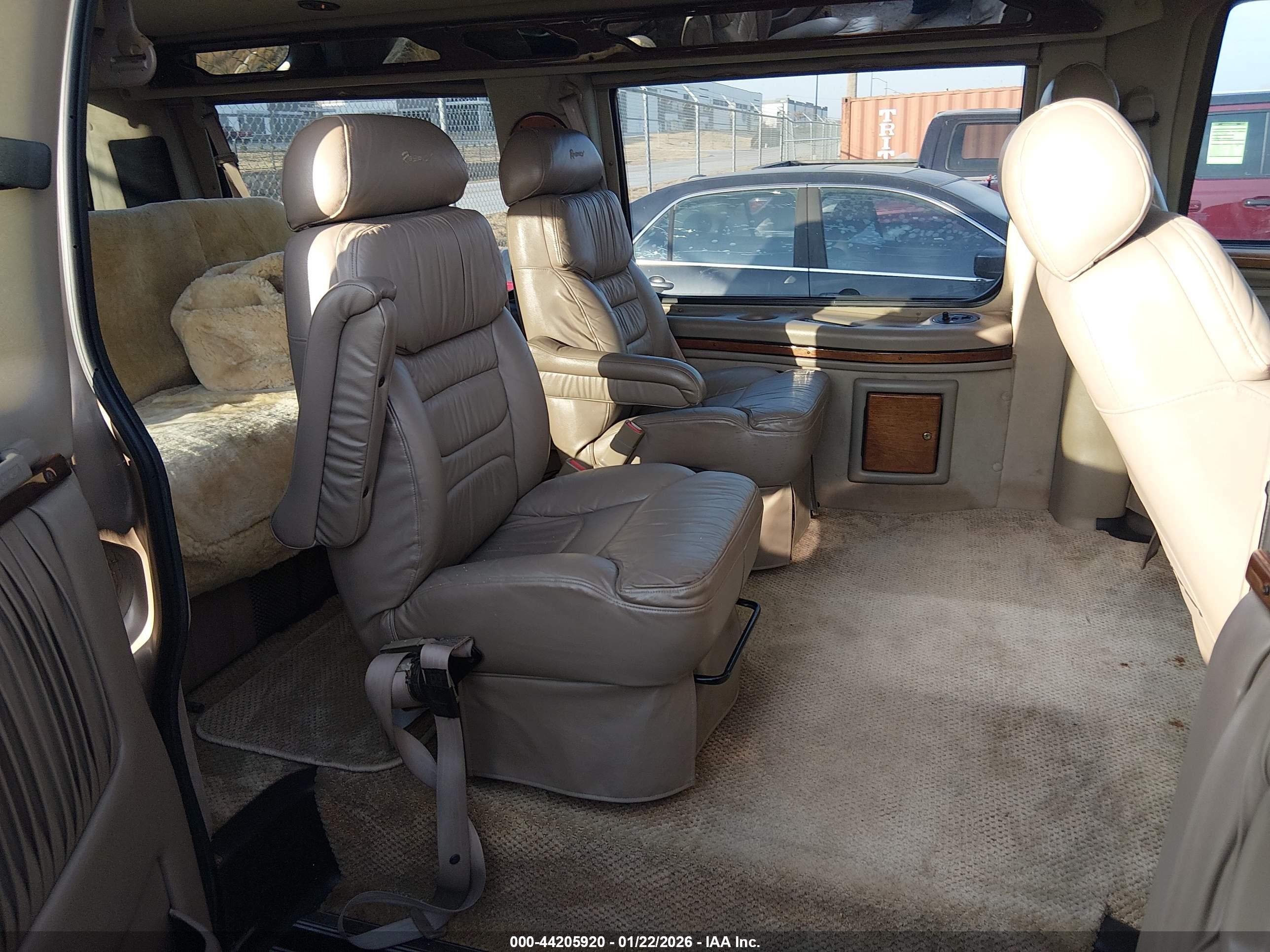 CHEVROLET EXPRESS image 8