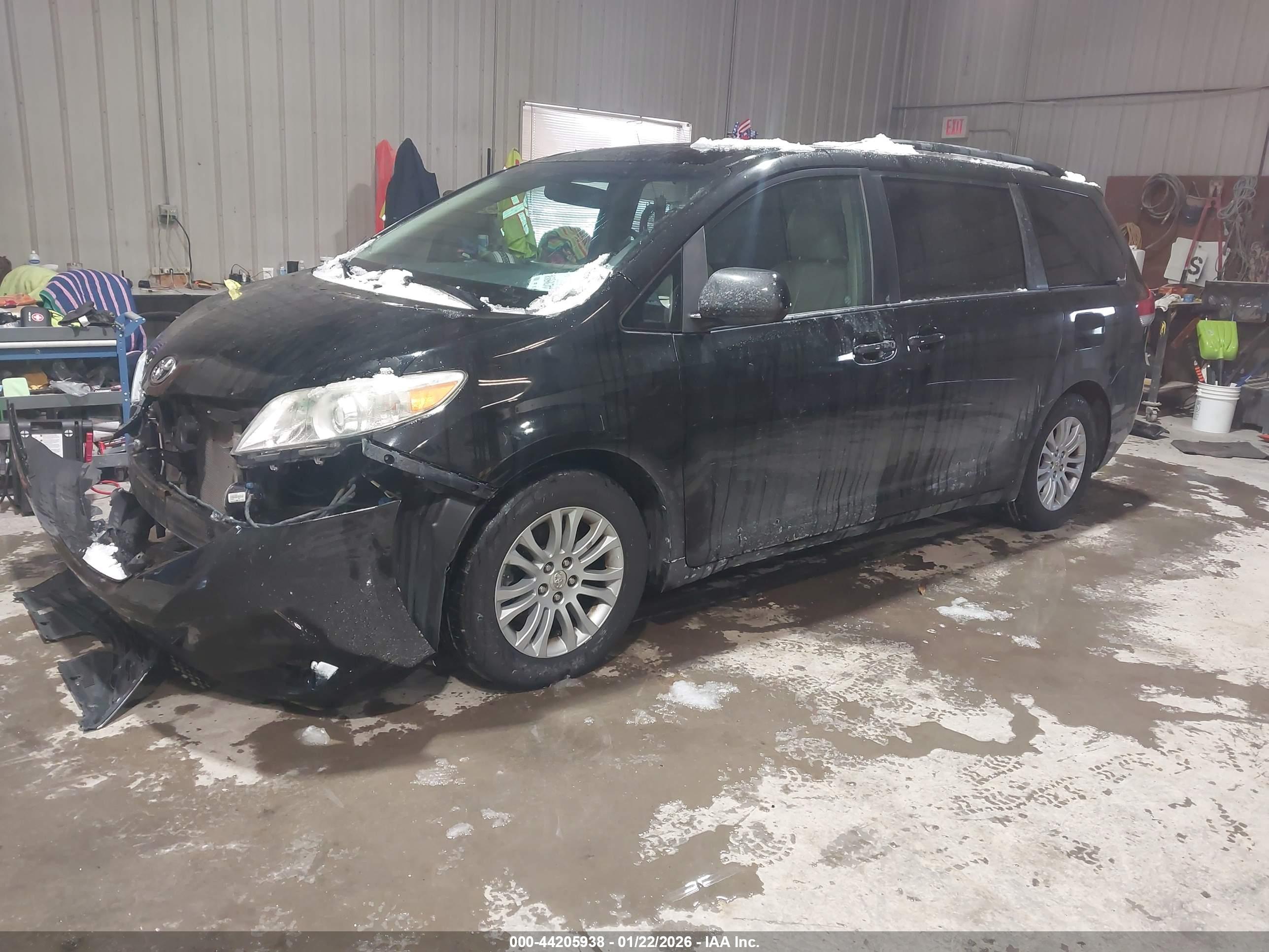 TOYOTA SIENNA image 2