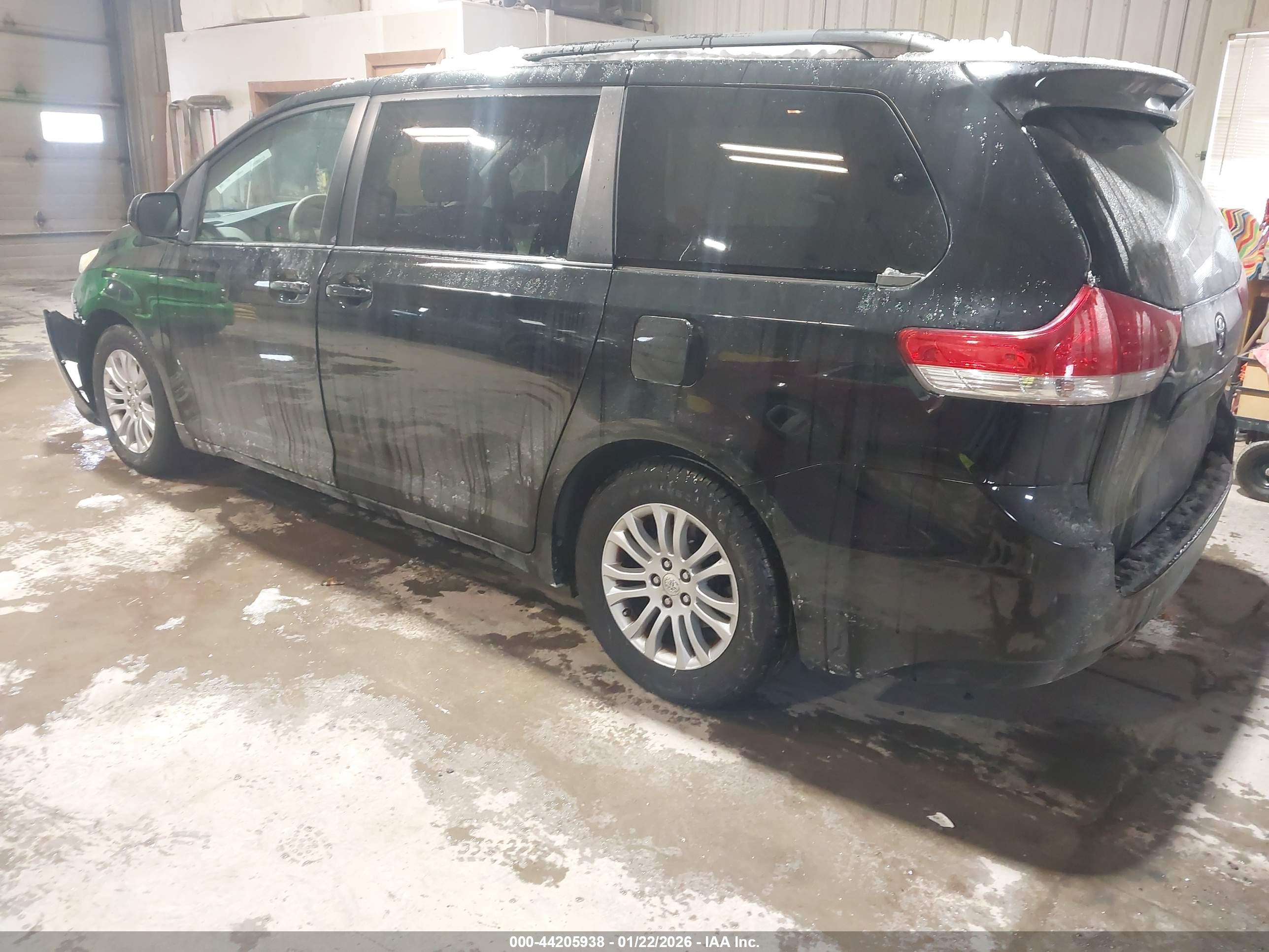 TOYOTA SIENNA image 3