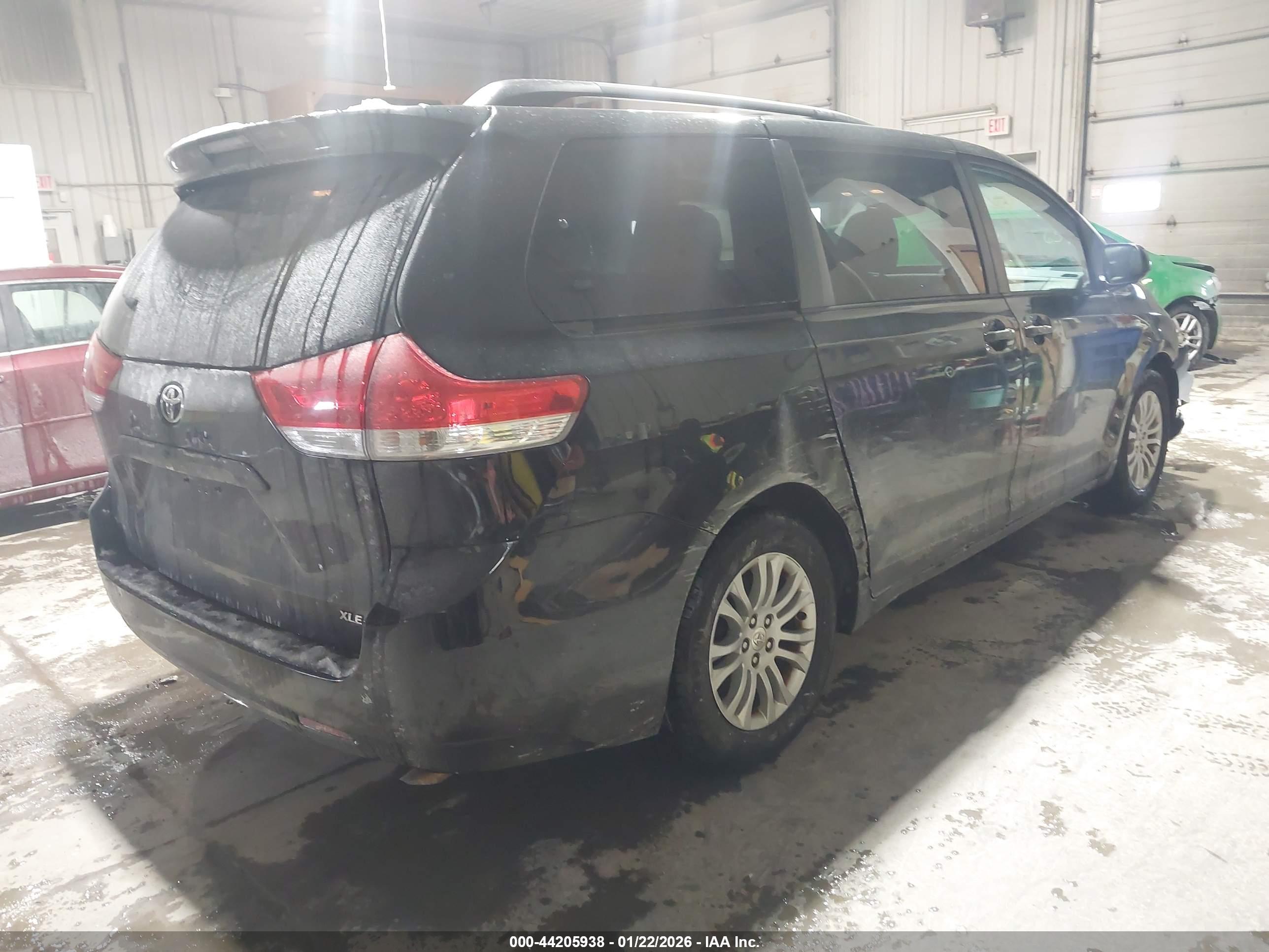 TOYOTA SIENNA image 4