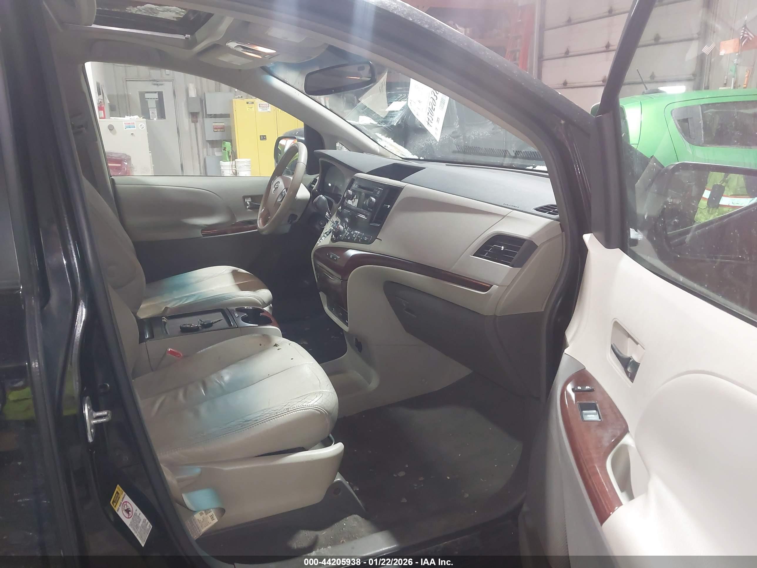 TOYOTA SIENNA image 5