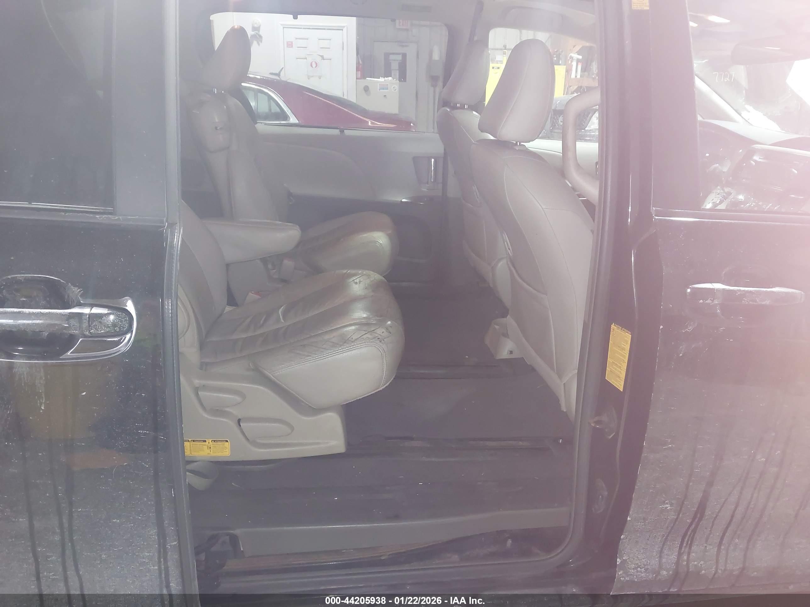 TOYOTA SIENNA image 8