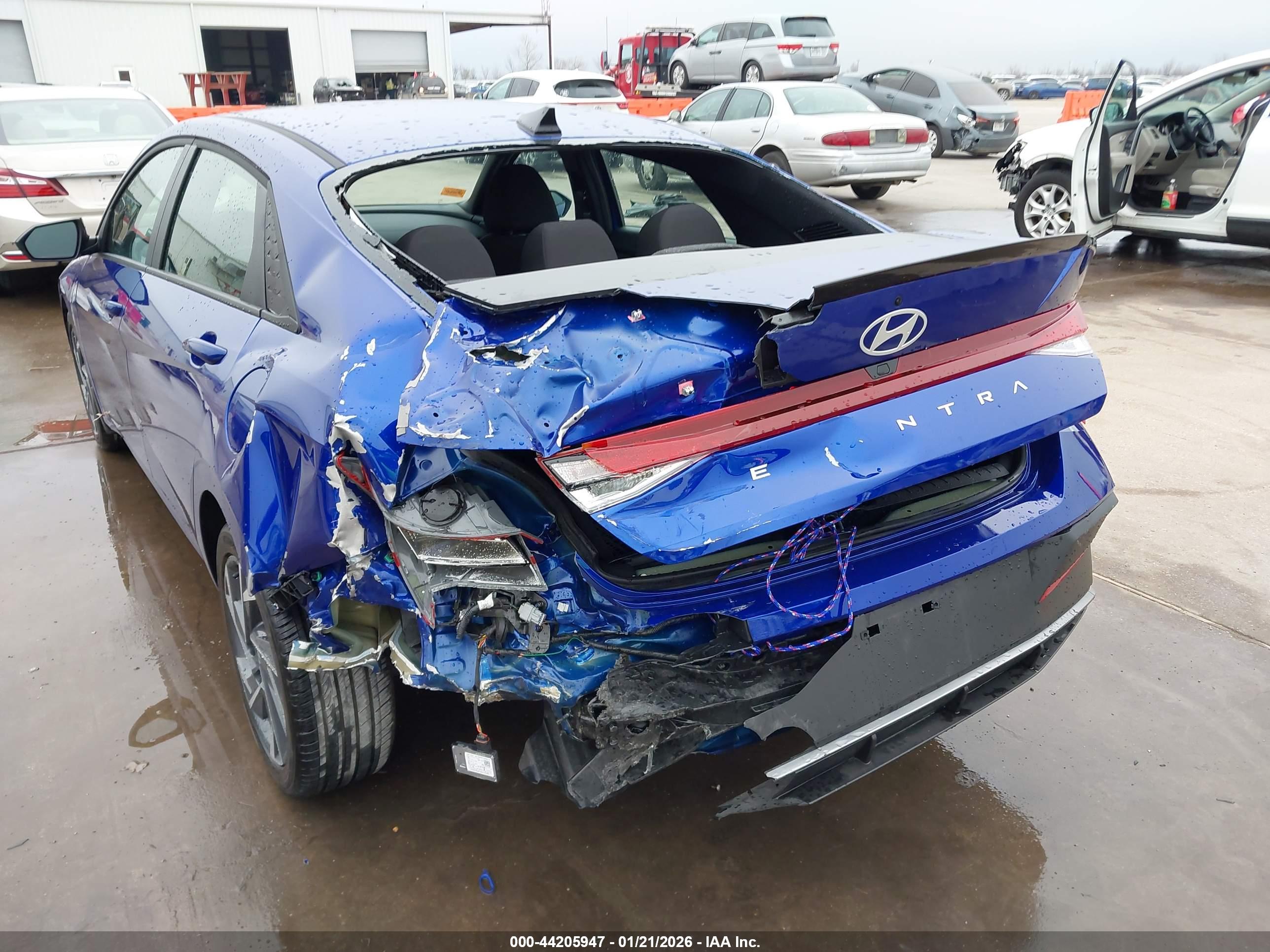 HYUNDAI ELANTRA image 6