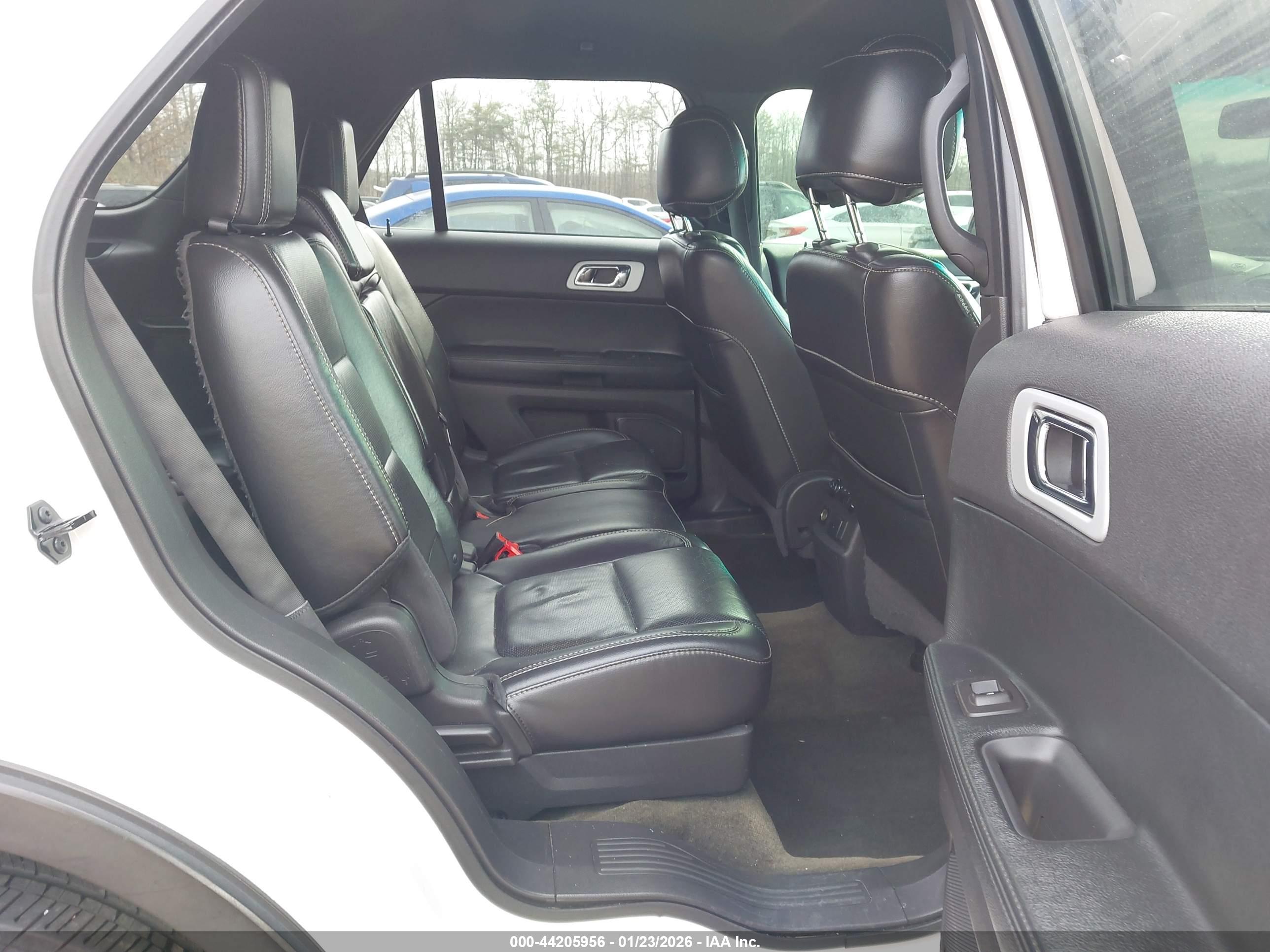 FORD EXPLORER image 8