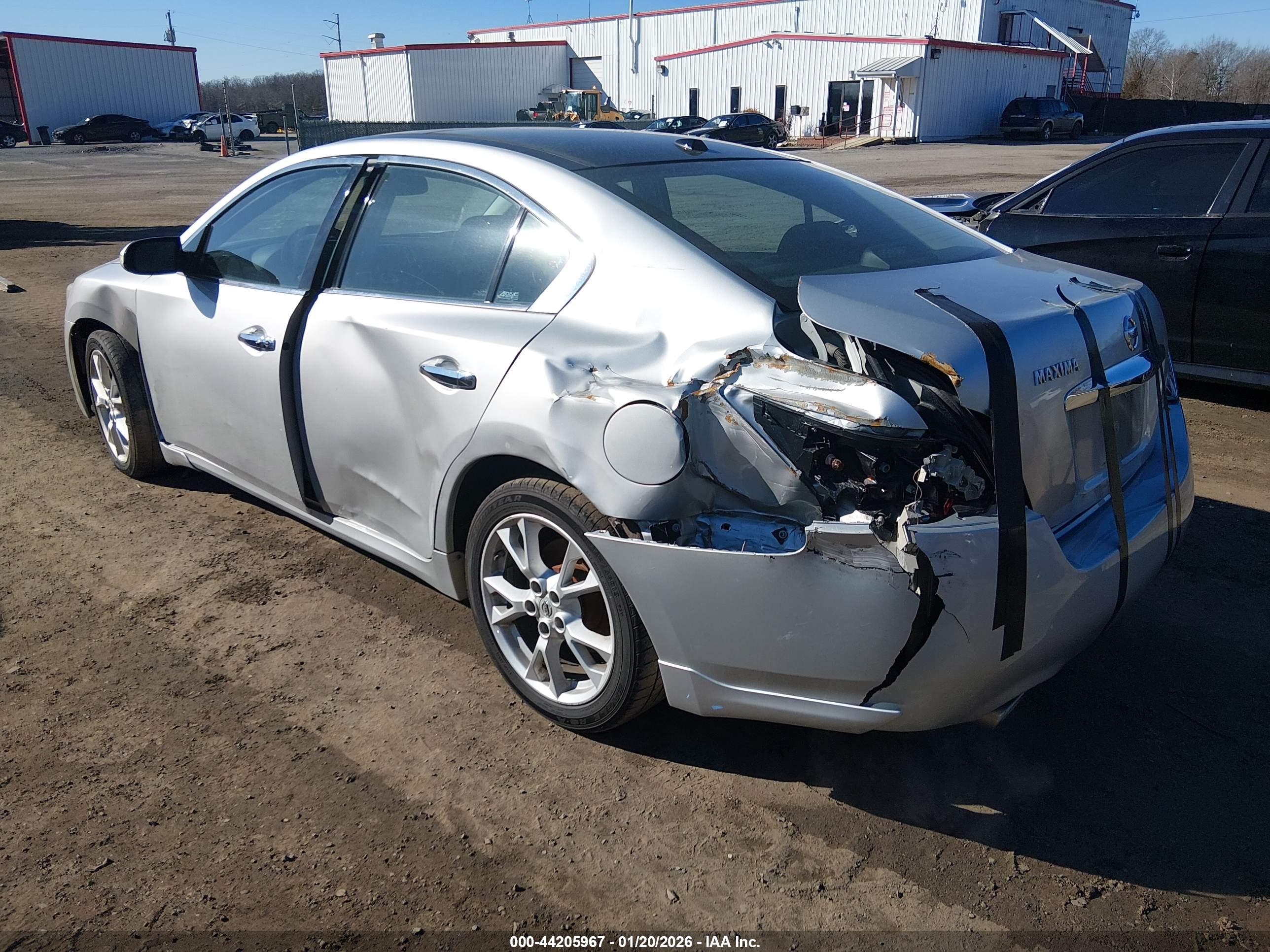 NISSAN MAXIMA image 3