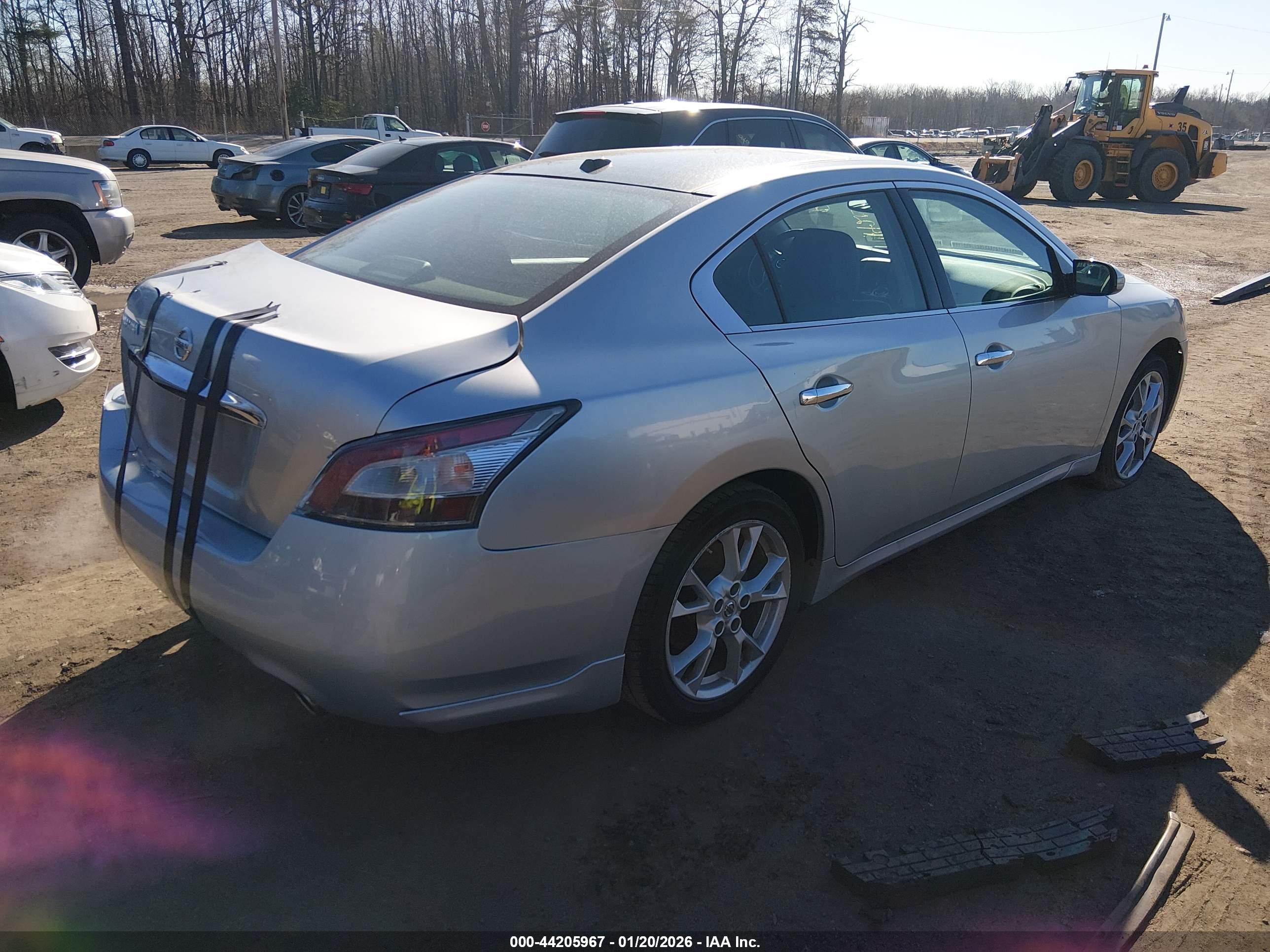 NISSAN MAXIMA image 4