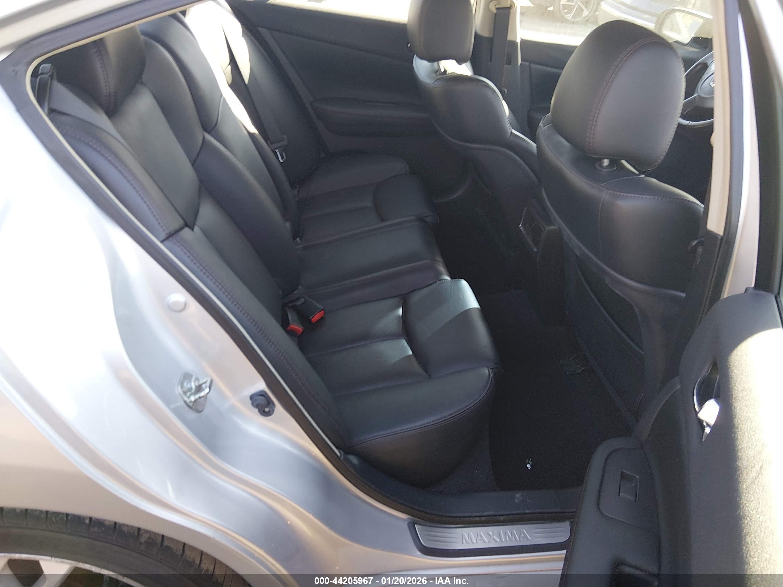 NISSAN MAXIMA image 8