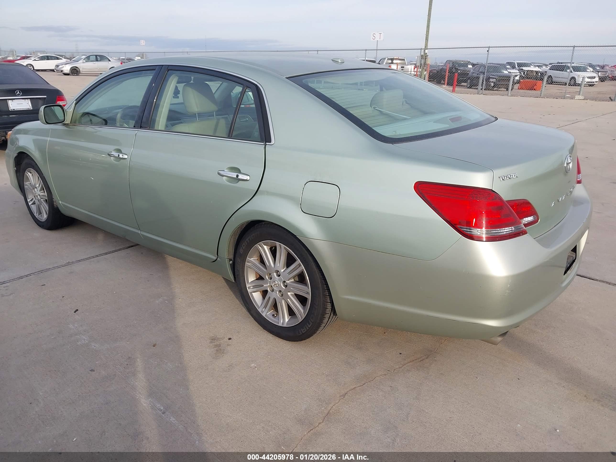 TOYOTA AVALON image 3