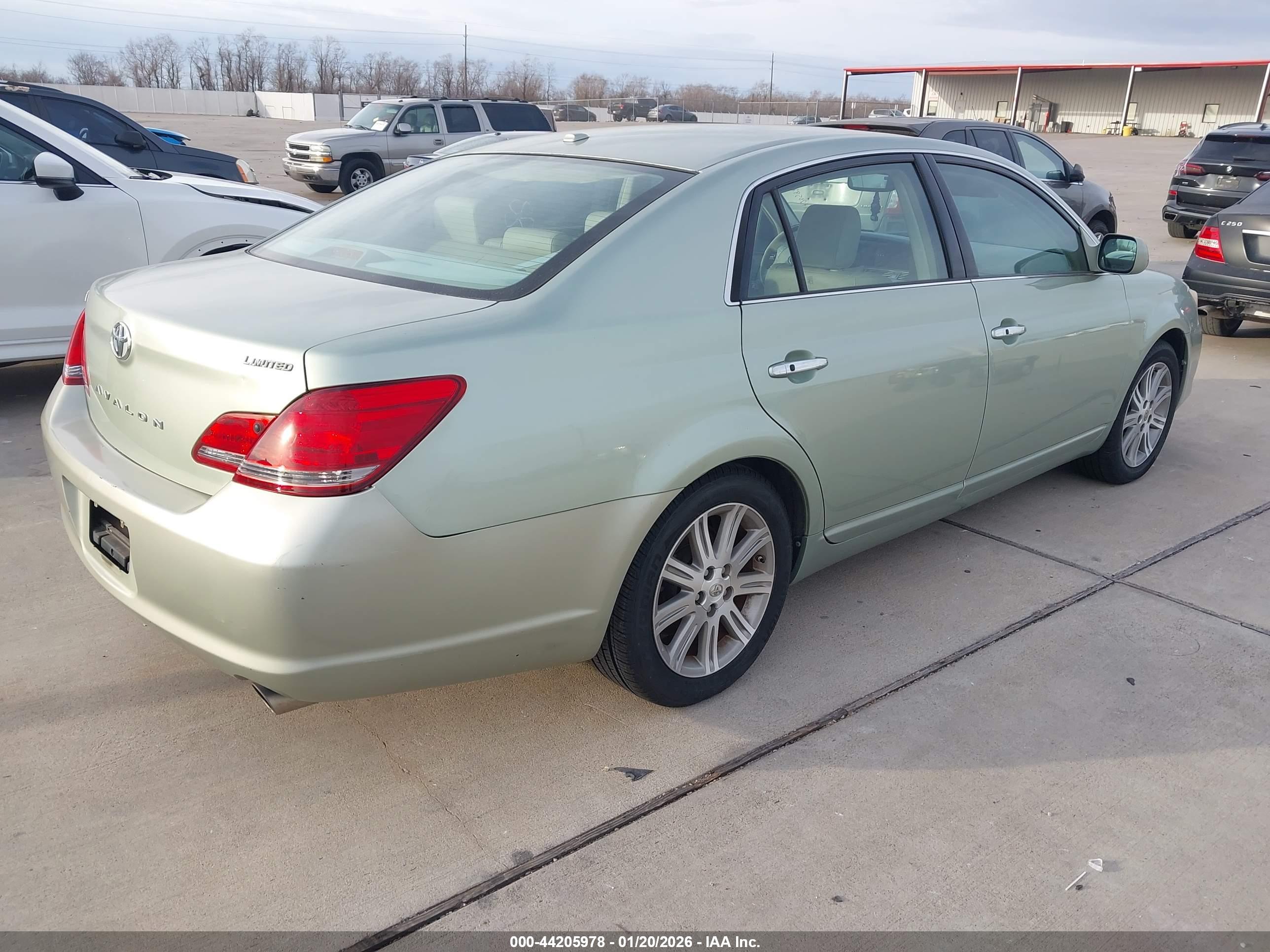 TOYOTA AVALON image 4