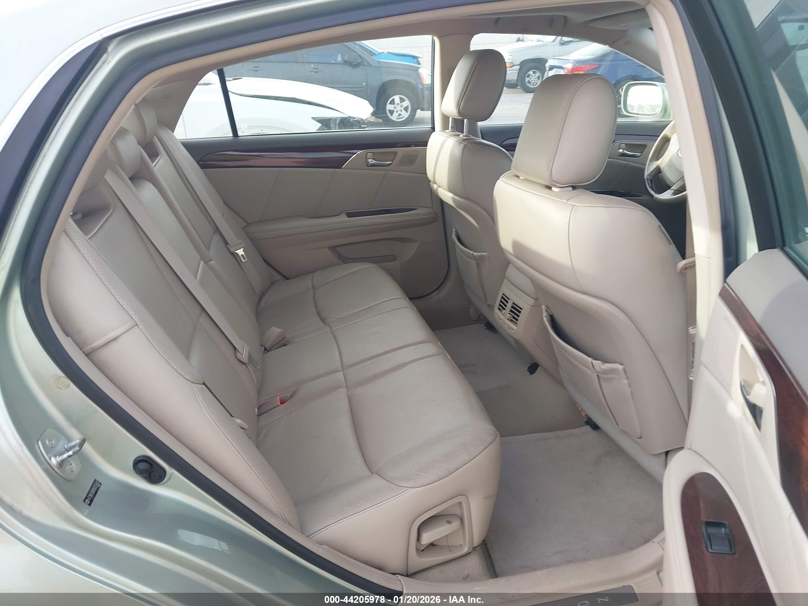 TOYOTA AVALON image 8