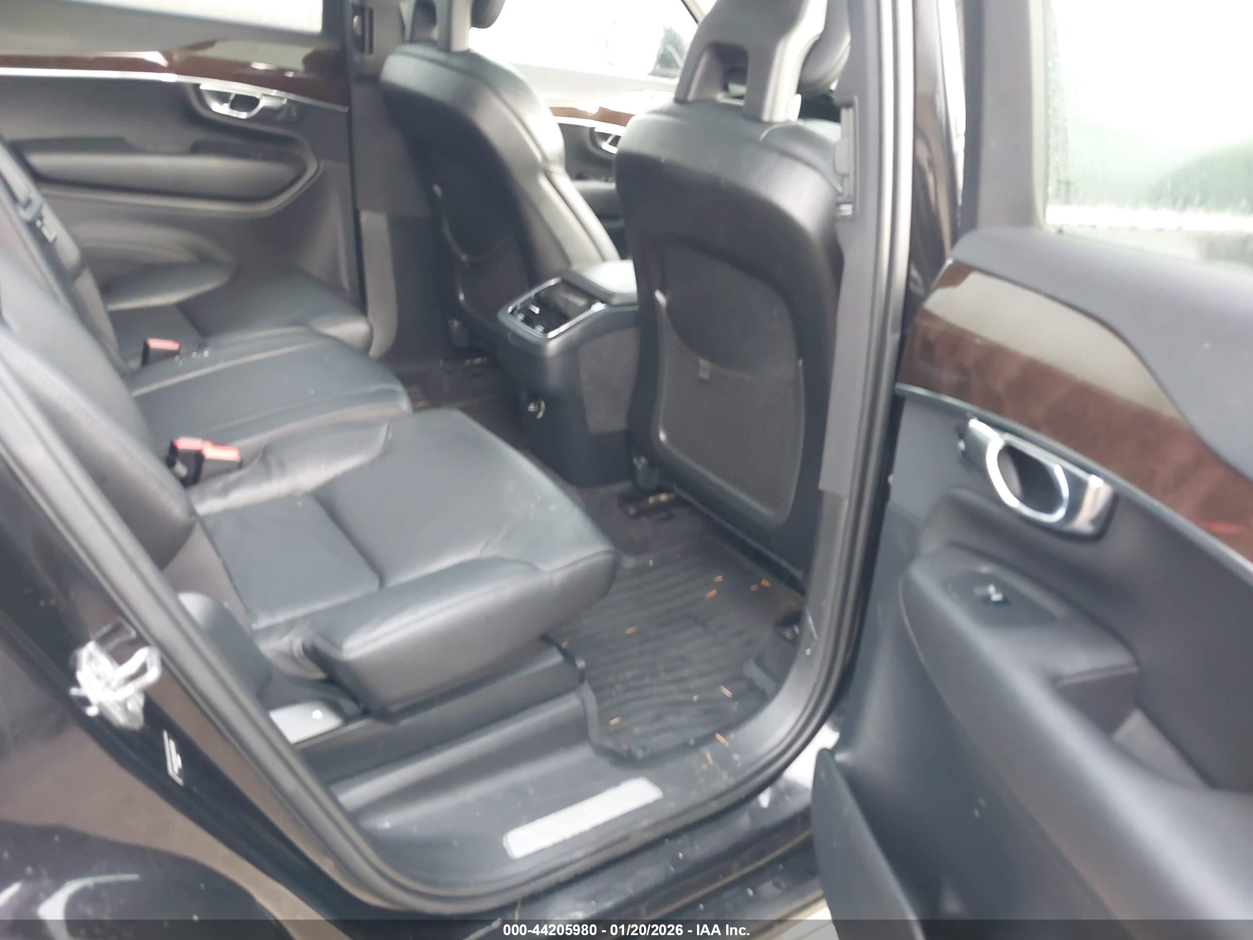 VOLVO XC90 image 8
