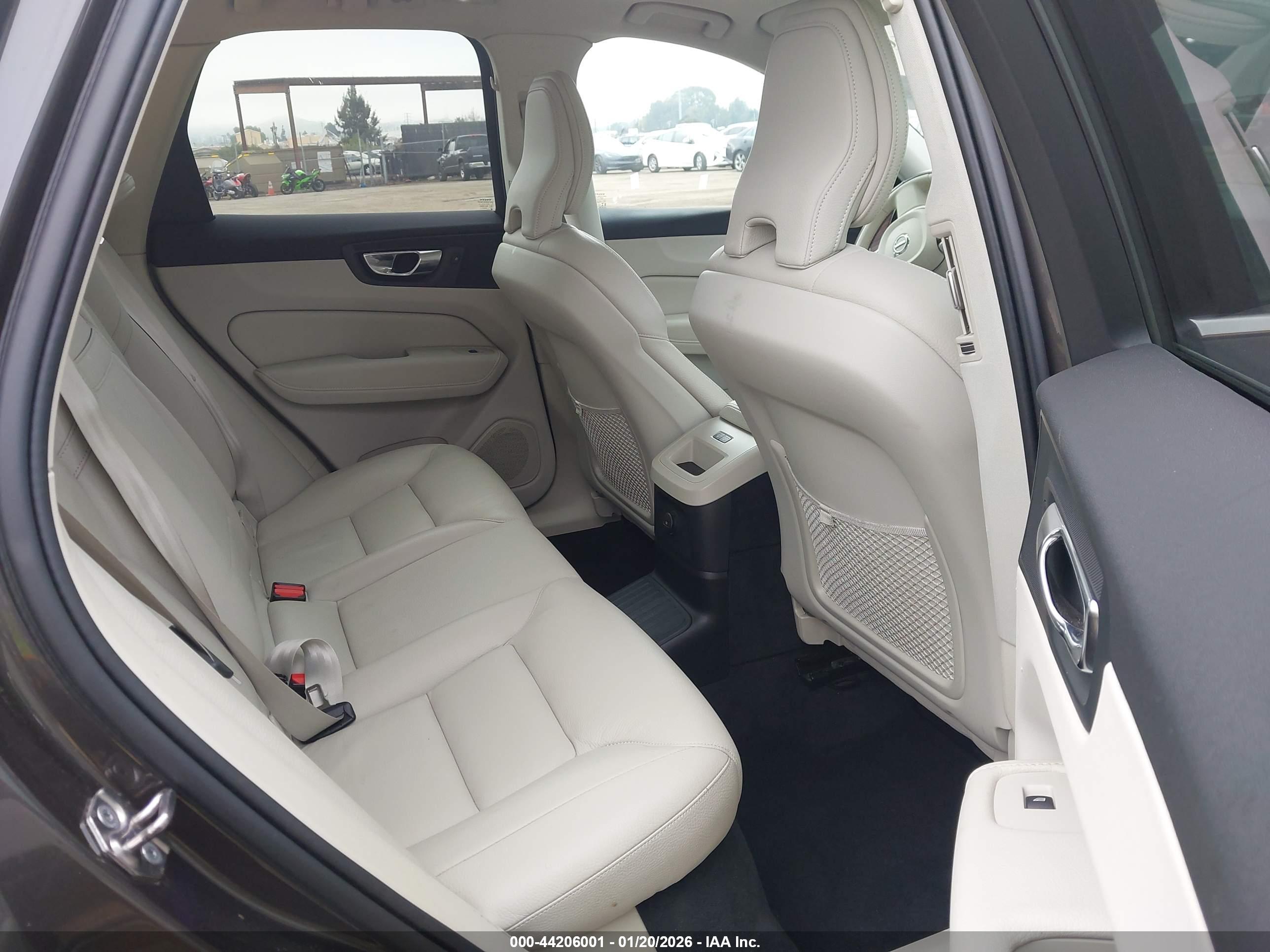 VOLVO XC60 image 8