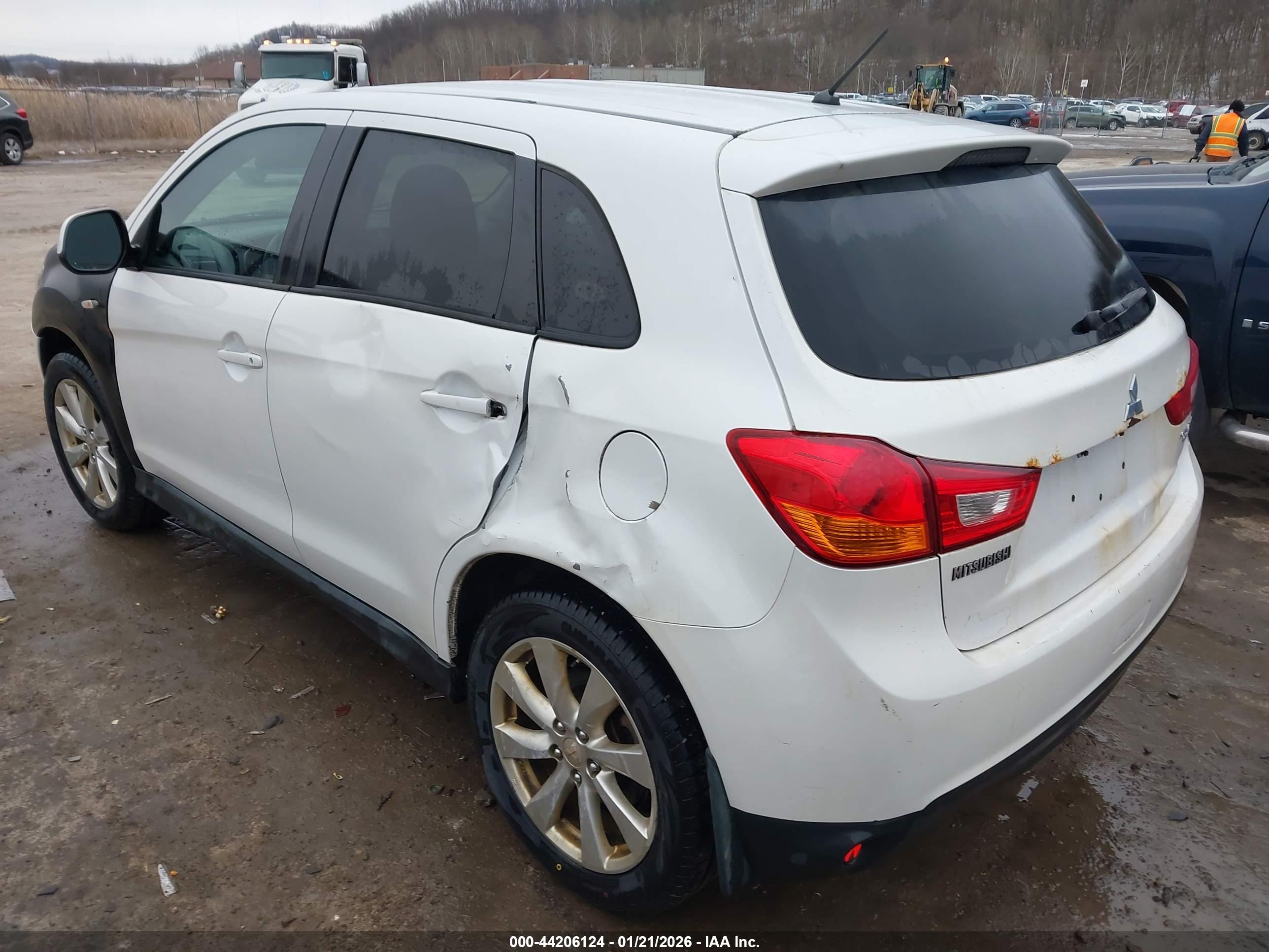 MITSUBISHI OUTLANDER image 3