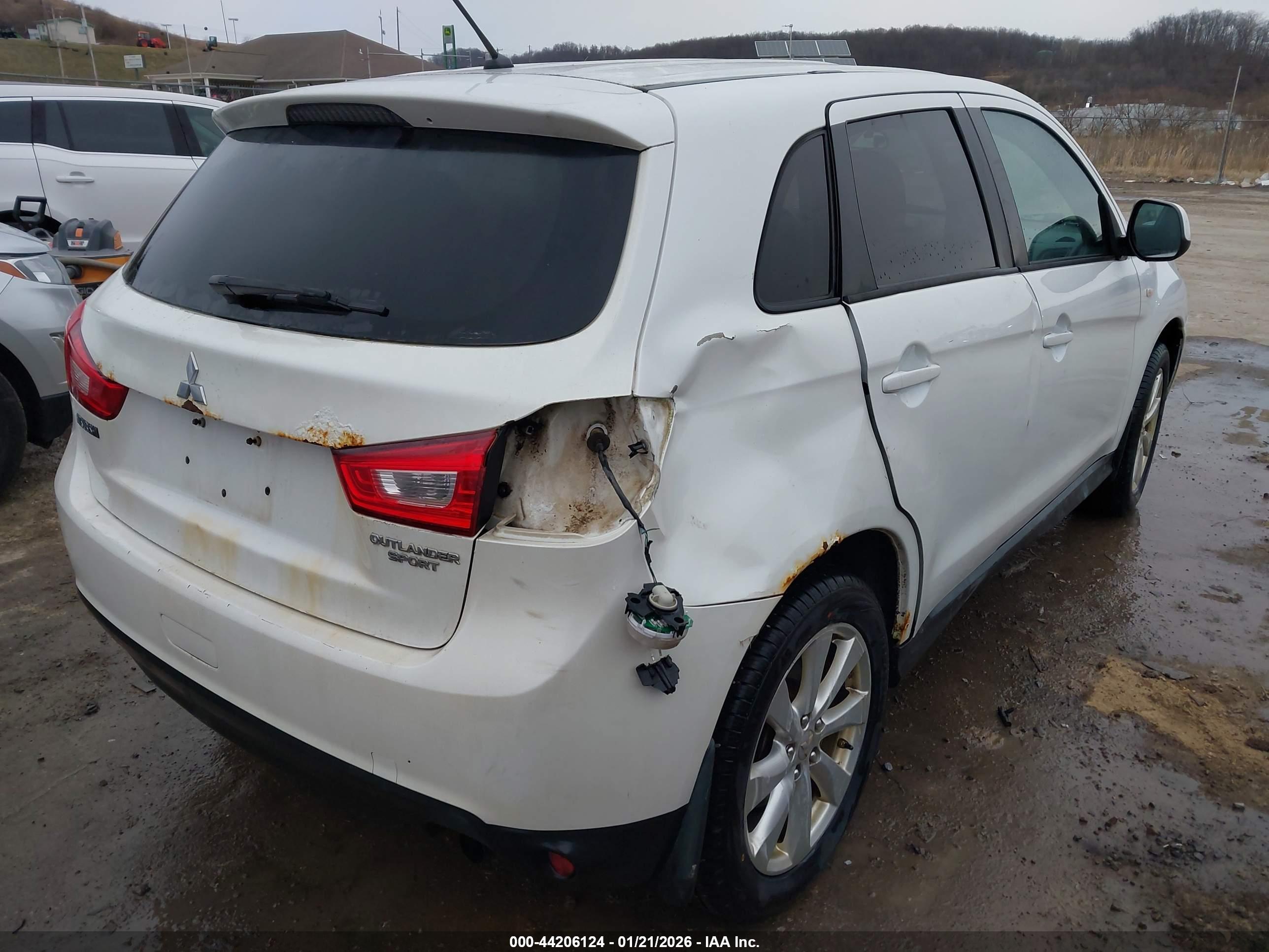 MITSUBISHI OUTLANDER image 4