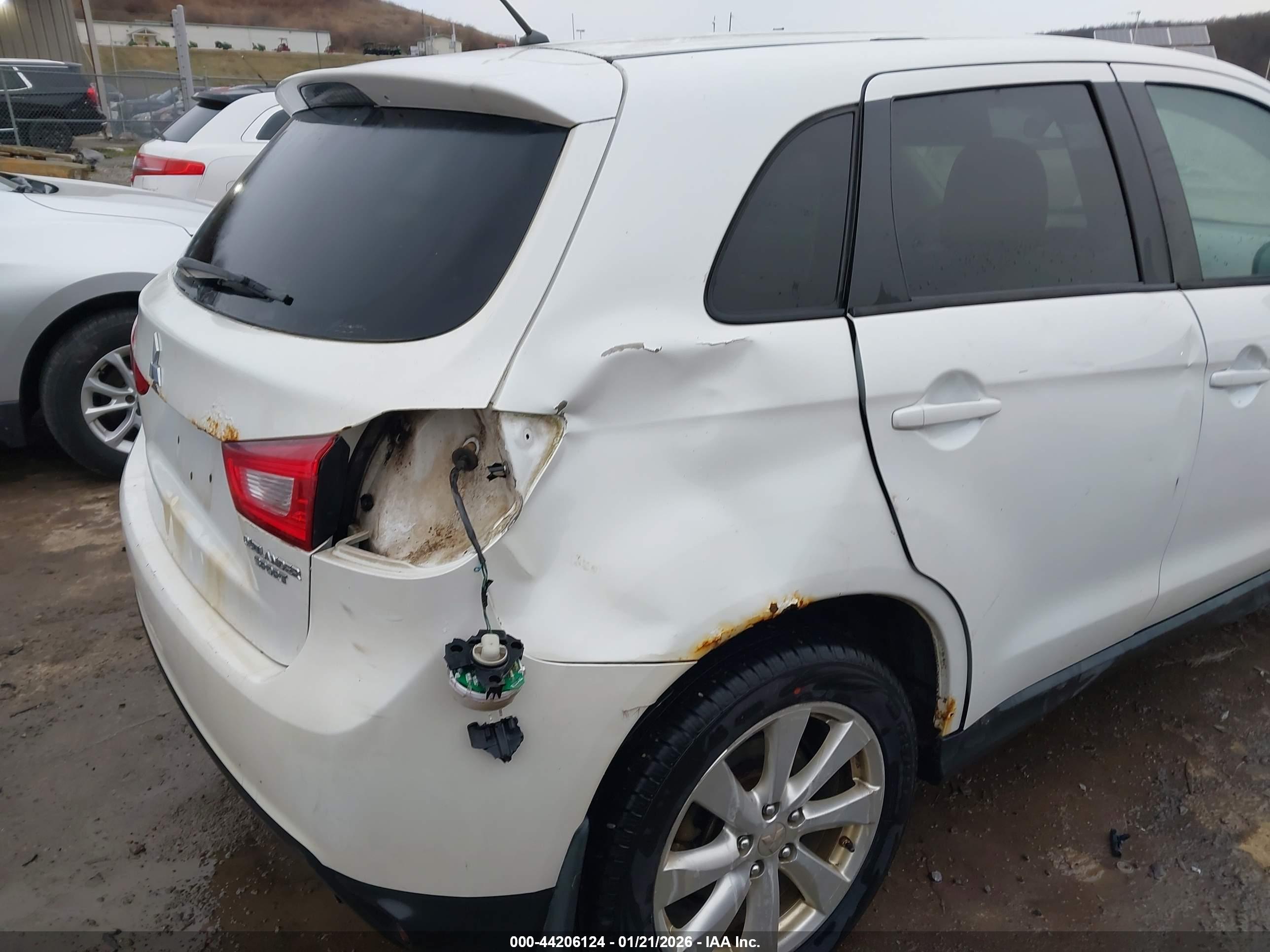 MITSUBISHI OUTLANDER image 6