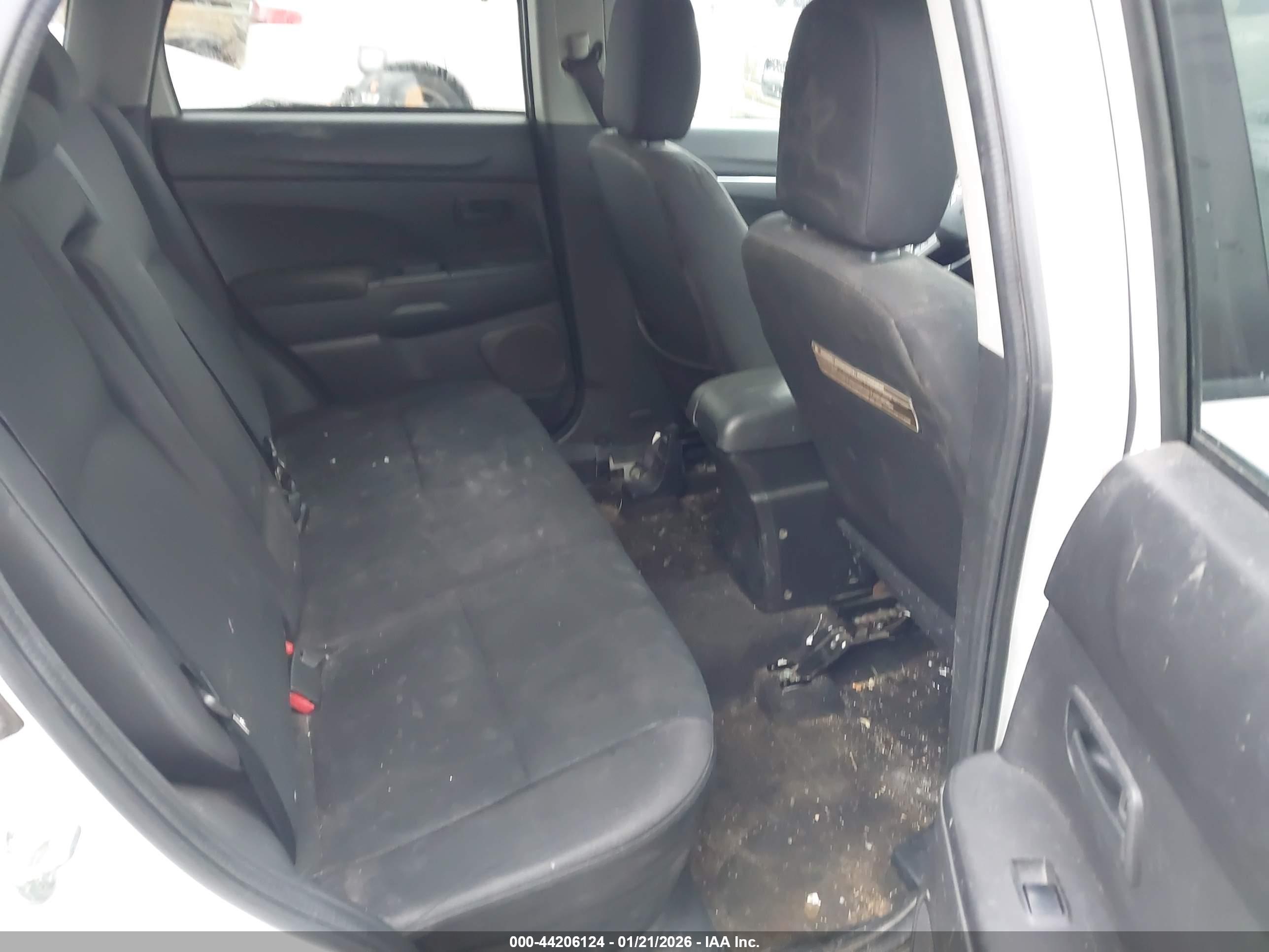 MITSUBISHI OUTLANDER image 8